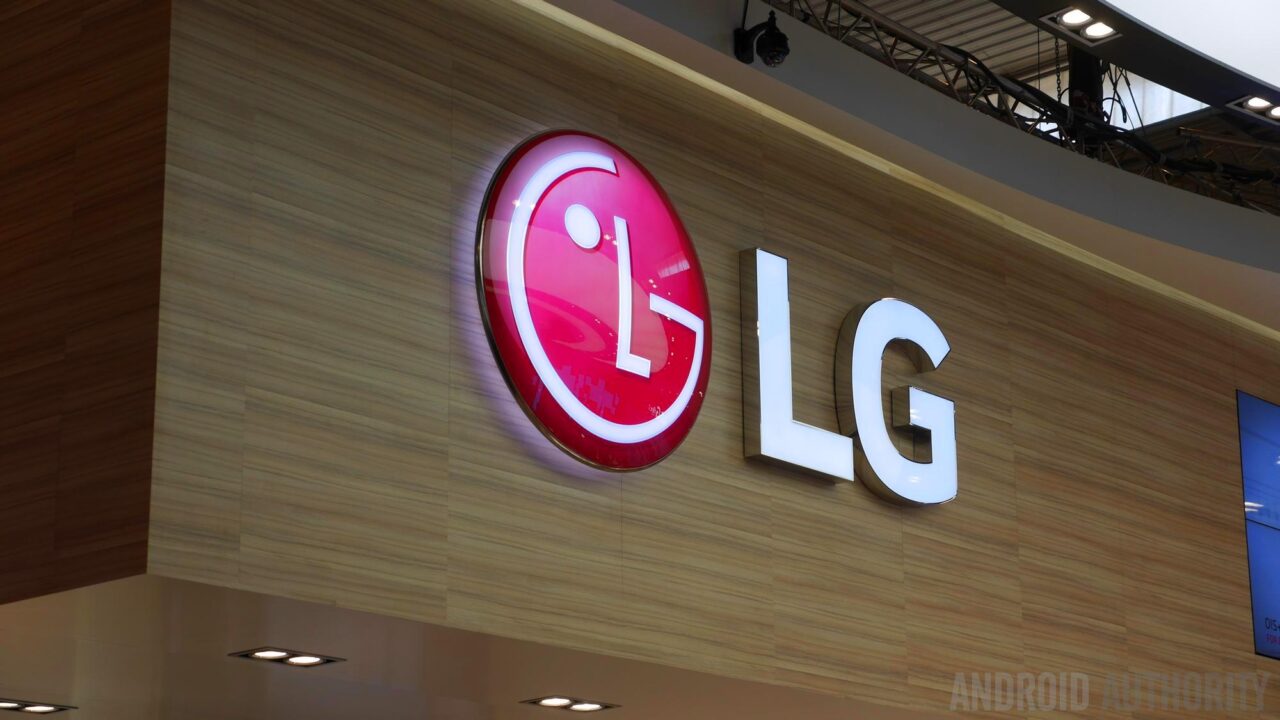 LG continues to dominate large panel market, eyes mobile OLED displays