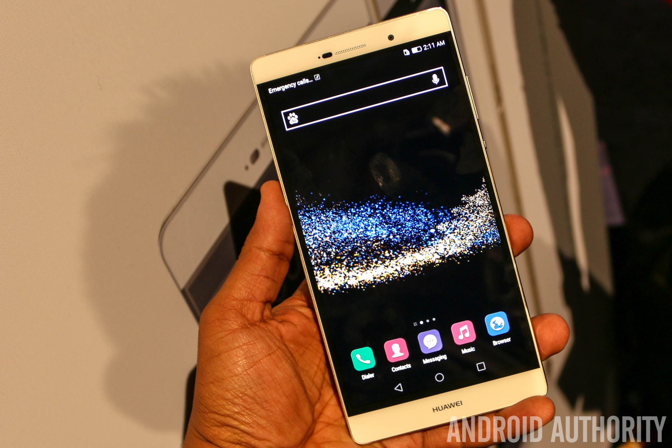 Hands-on the humongous Huawei P8 Max - Android Authority