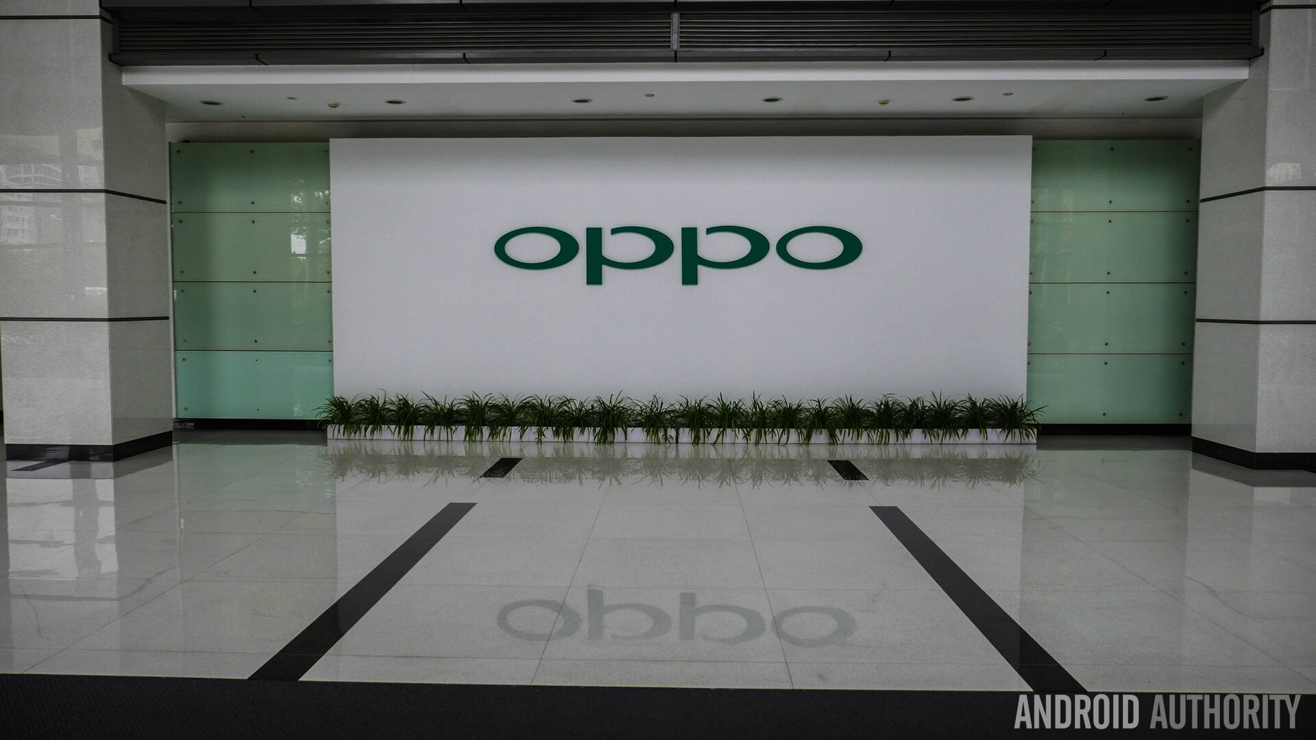 Video: Inside a smartphone factory - OPPO factory and office visit