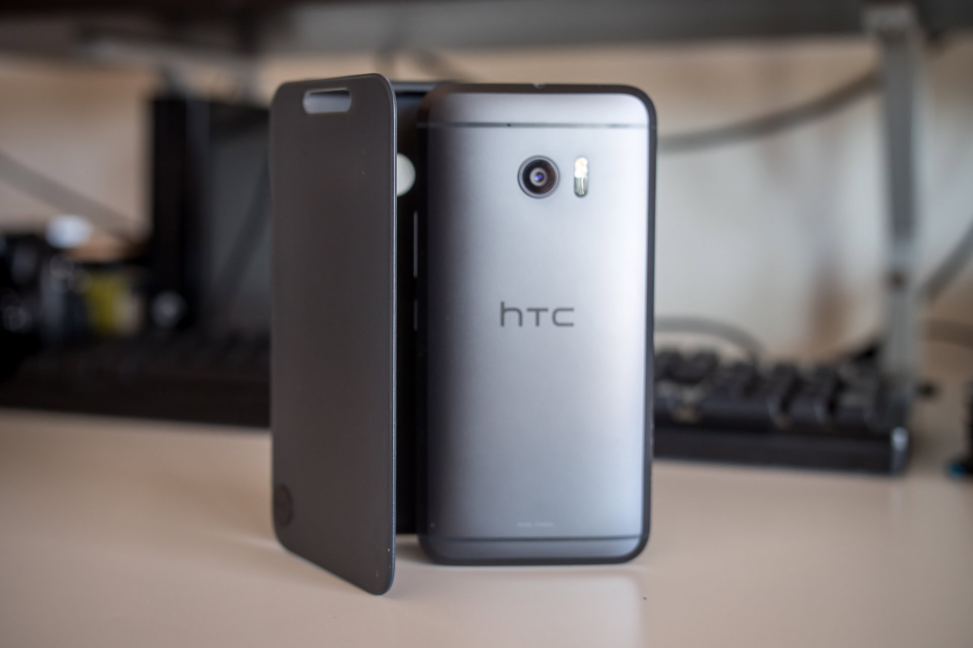 knoop geleidelijk vrijdag HTC 10 Accessories - Ice View case and Hi-Res earphones - Android Authority