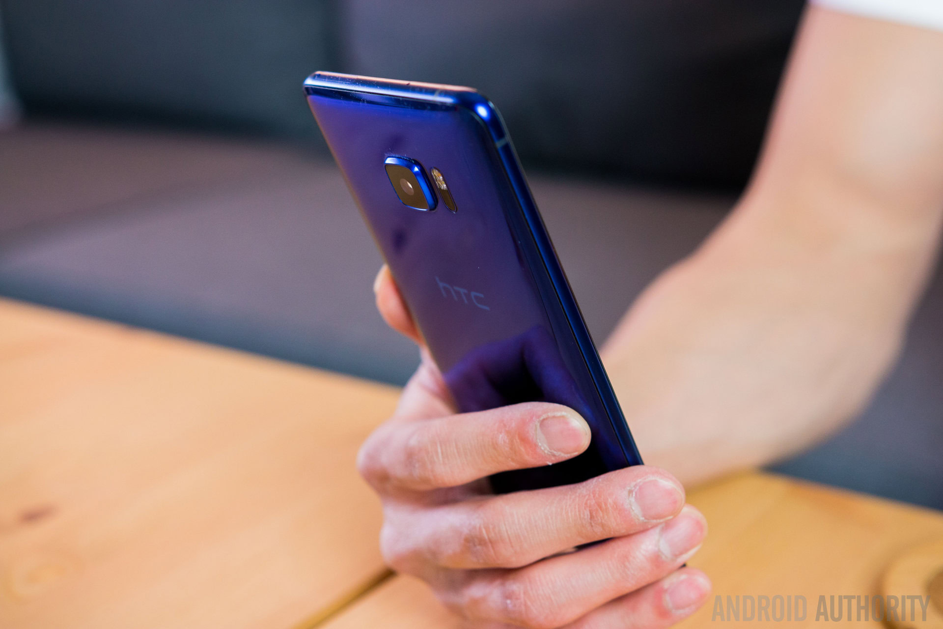 HTC U Ultra review: This gorgeous device is just too big, shiny and  expensive