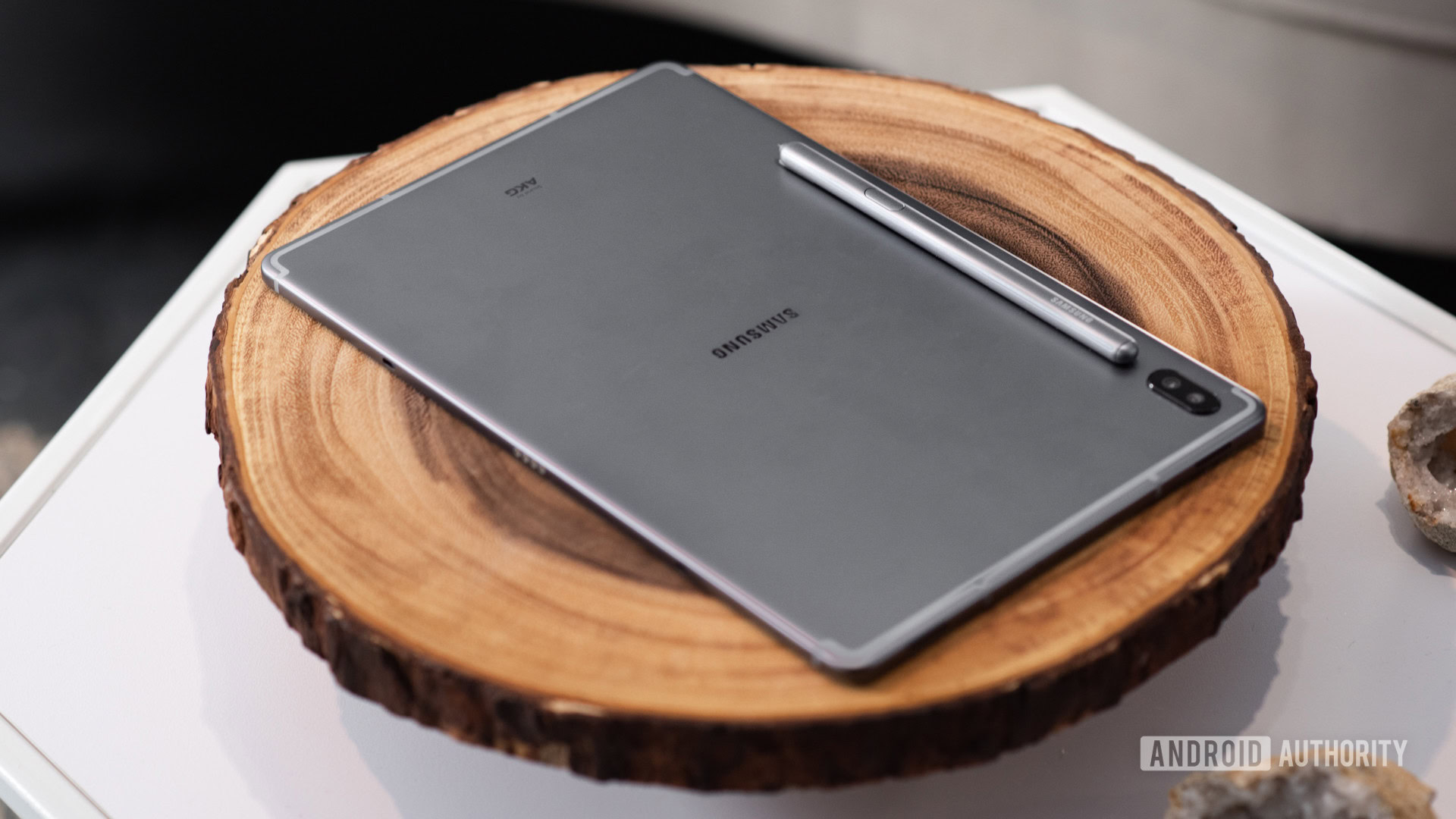 https://www.androidauthority.com/wp-content/uploads/2019/07/Samsung-Galaxy-Tab-S6-on-table-with-S-Pen-2.jpg