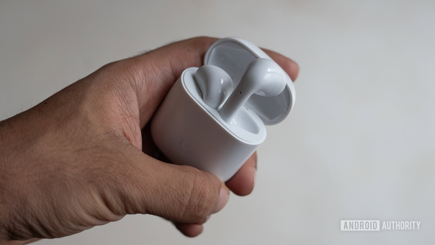 realme Buds Air earbuds sliding out