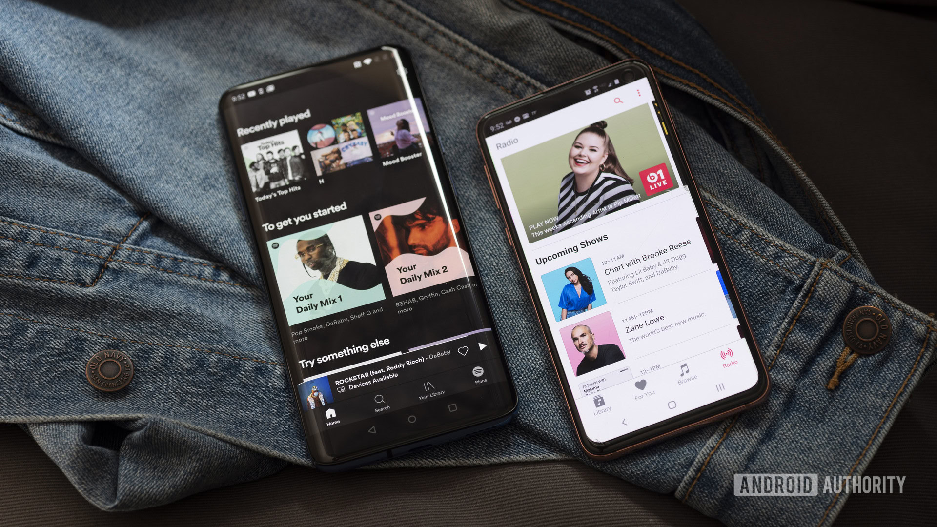 分别在 OnePlus 7 Pro 和三星 Galaxy S10e 上拍摄 Apple Music 与 Spotify 的照片 