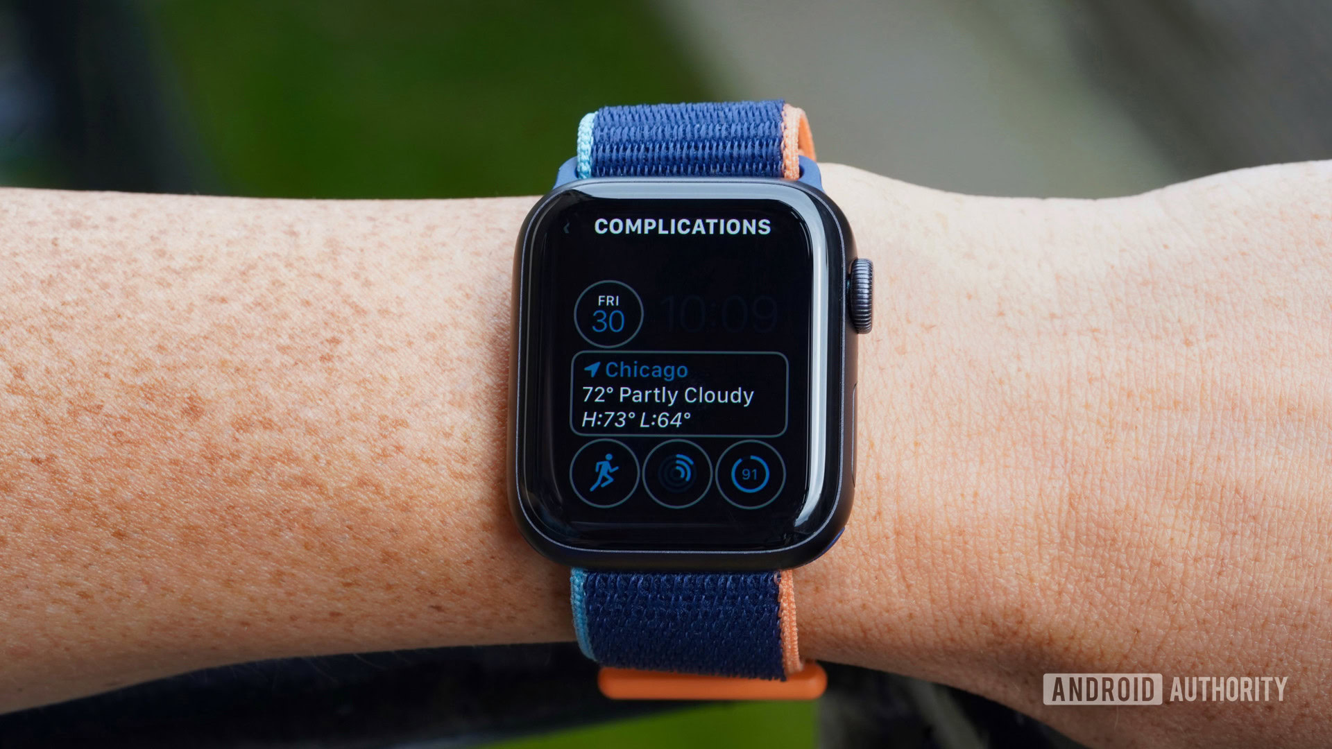 Frauenhandgelenke tragen eine Apple Watch Series 6 und zeigen, wie Komplikationen auf dem Zifferblatt angepasst werden können