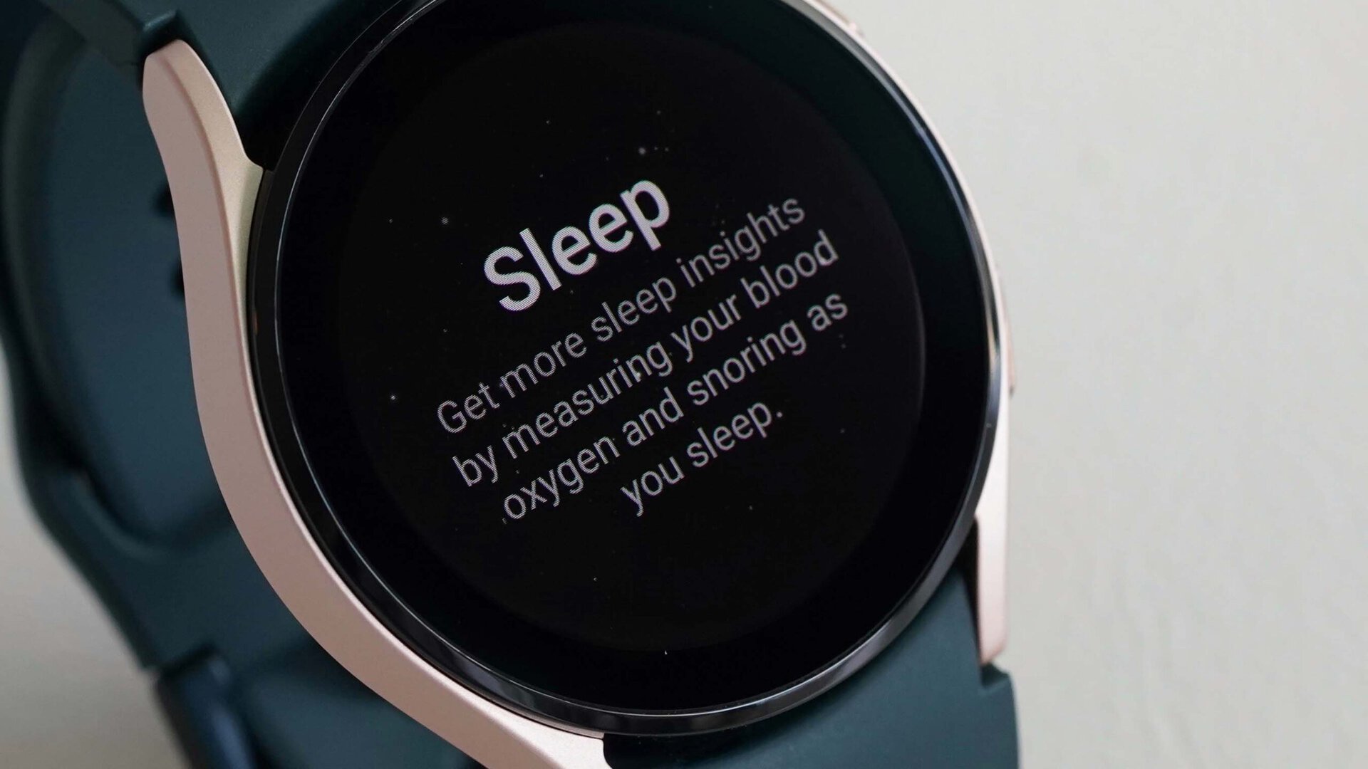 Une Samsung Galaxy Watch Affiche Des Informations Sur Le Suivi Du Sommeil De La Plateforme.