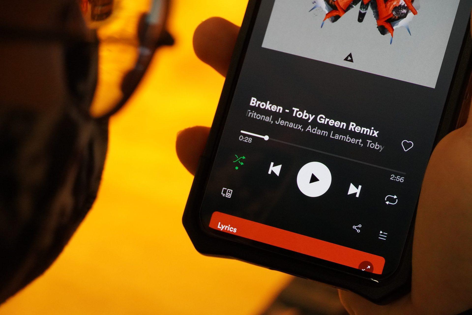 how to shuffle play on spotify on mac