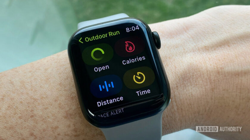 How does the Apple Watch calculate calories burned and is it accurate?