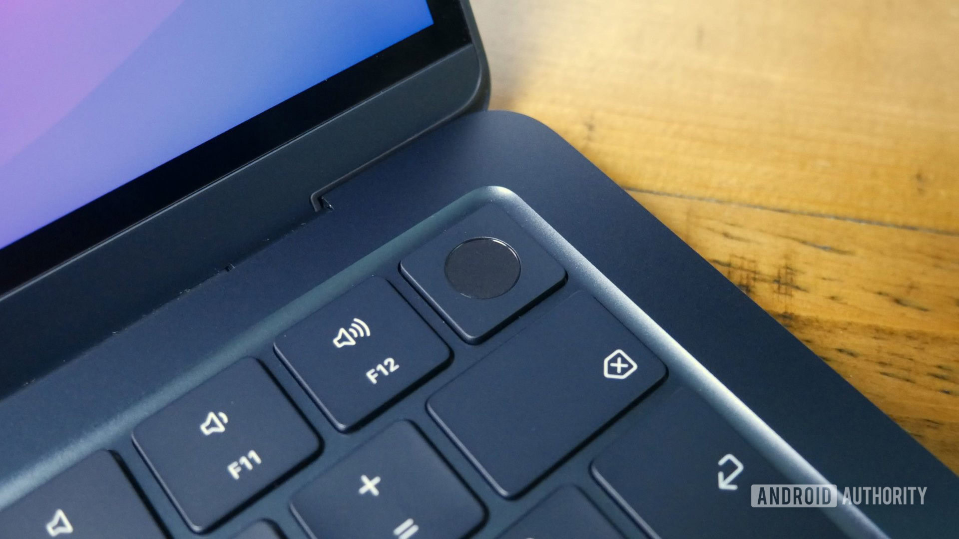 Выключение макбука. Клавиатура с датчиком отпечатка пальца. Макбук с экрана баром. Фото экрана на макбуке. Скрин монитора на клавиатуре MACBOOK Pro.