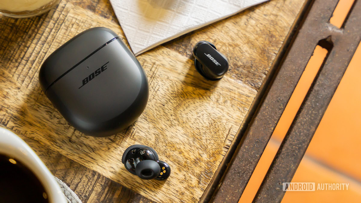 Предложение: наушники Bose QuietComfort Earbuds II предоставляются бесплатно при покупке Motorola Razr Plus 2024 года.