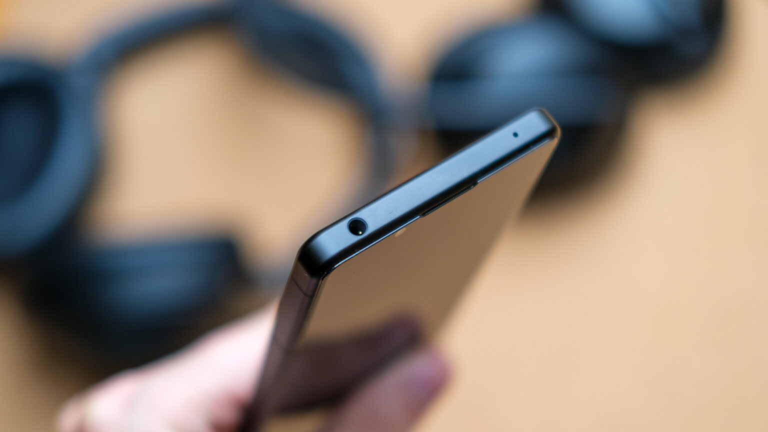 Does the Samsung Galaxy S22 have a headphone jack?