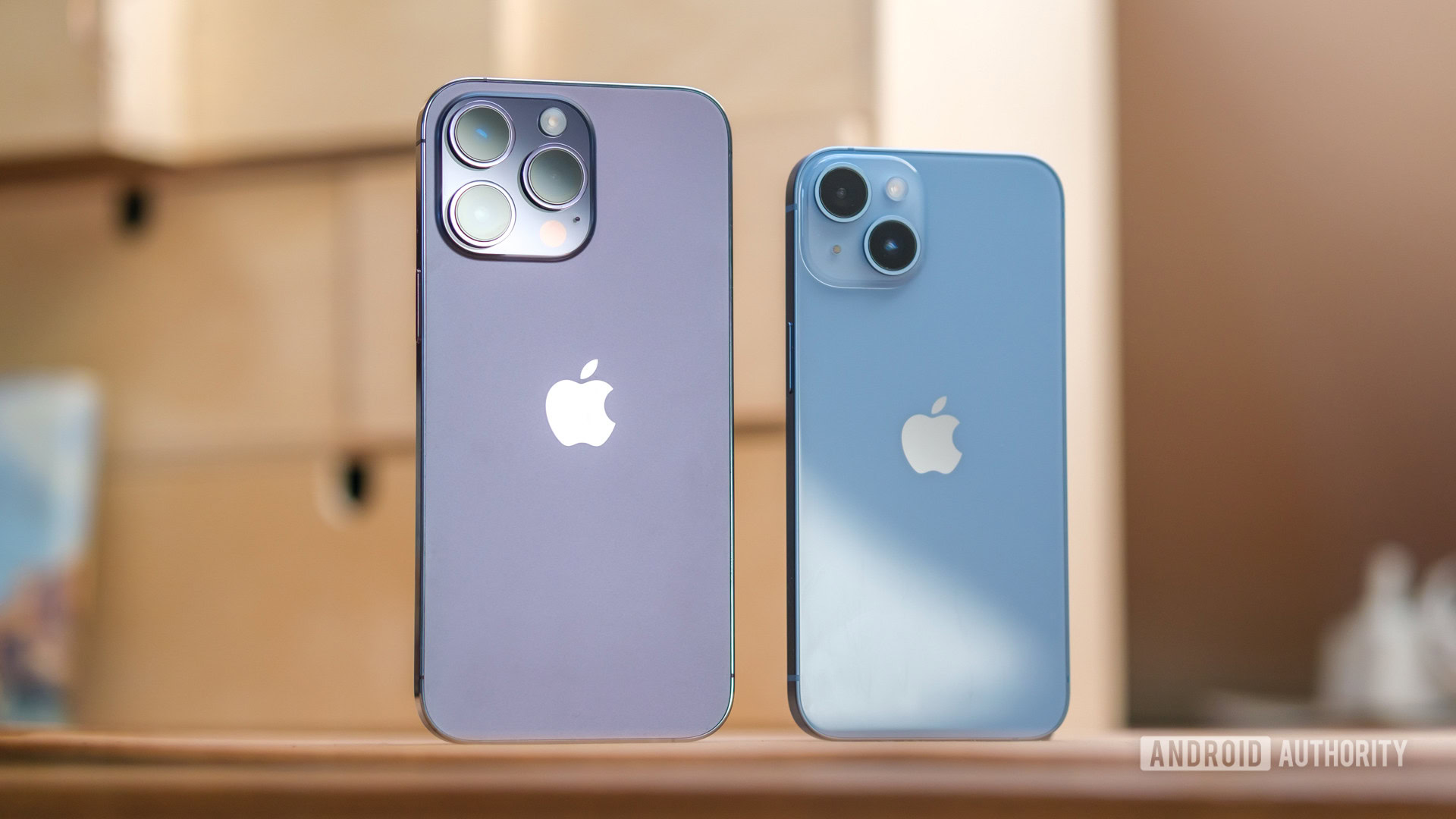 Apple iPhone 14 vs iPhone 14 Pro Max standing