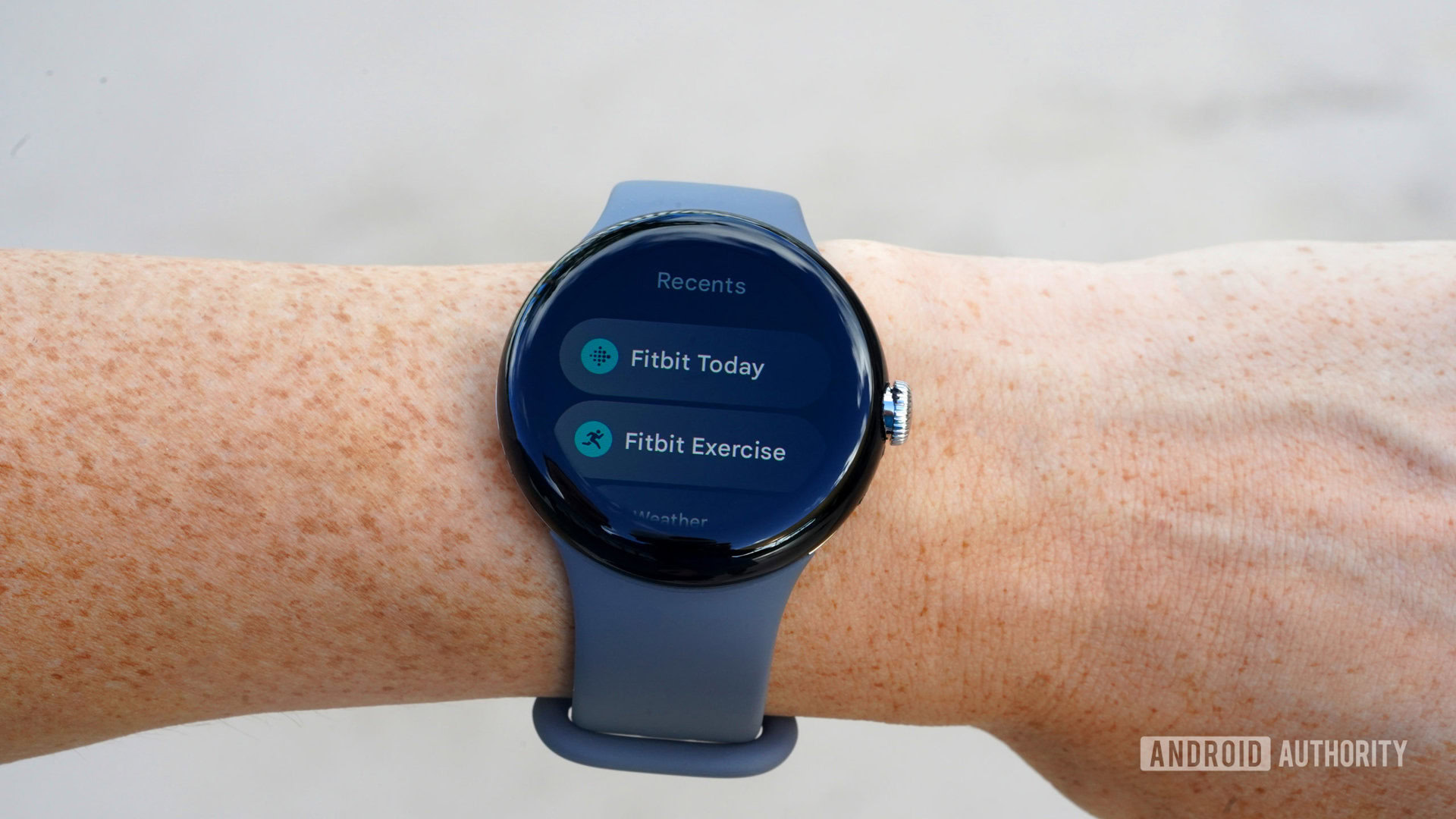 Bir kullanıcı, Fitbit uygulamalarını Google Pixel Watch'larındaki inceler