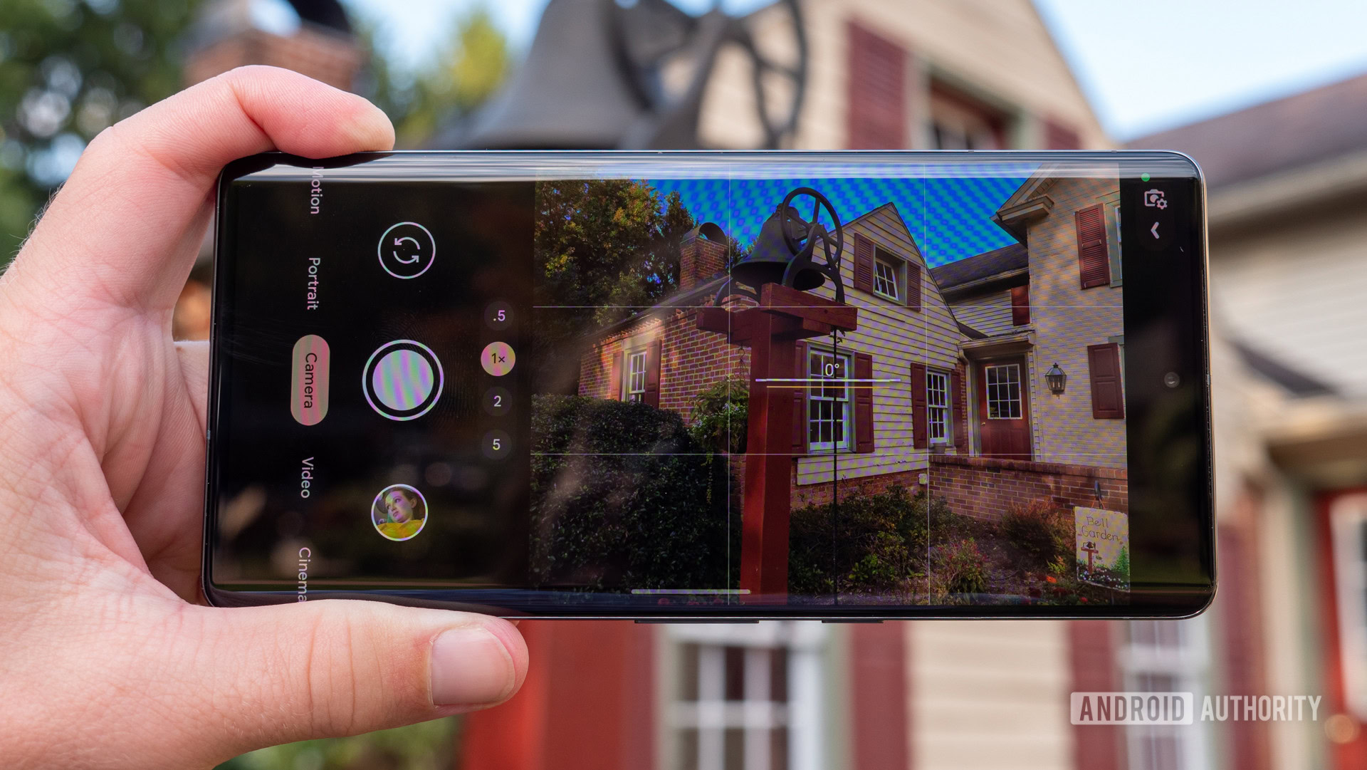 aplicativo de câmera google pixel 7 pro na mão tirando uma foto do exterior de uma casa