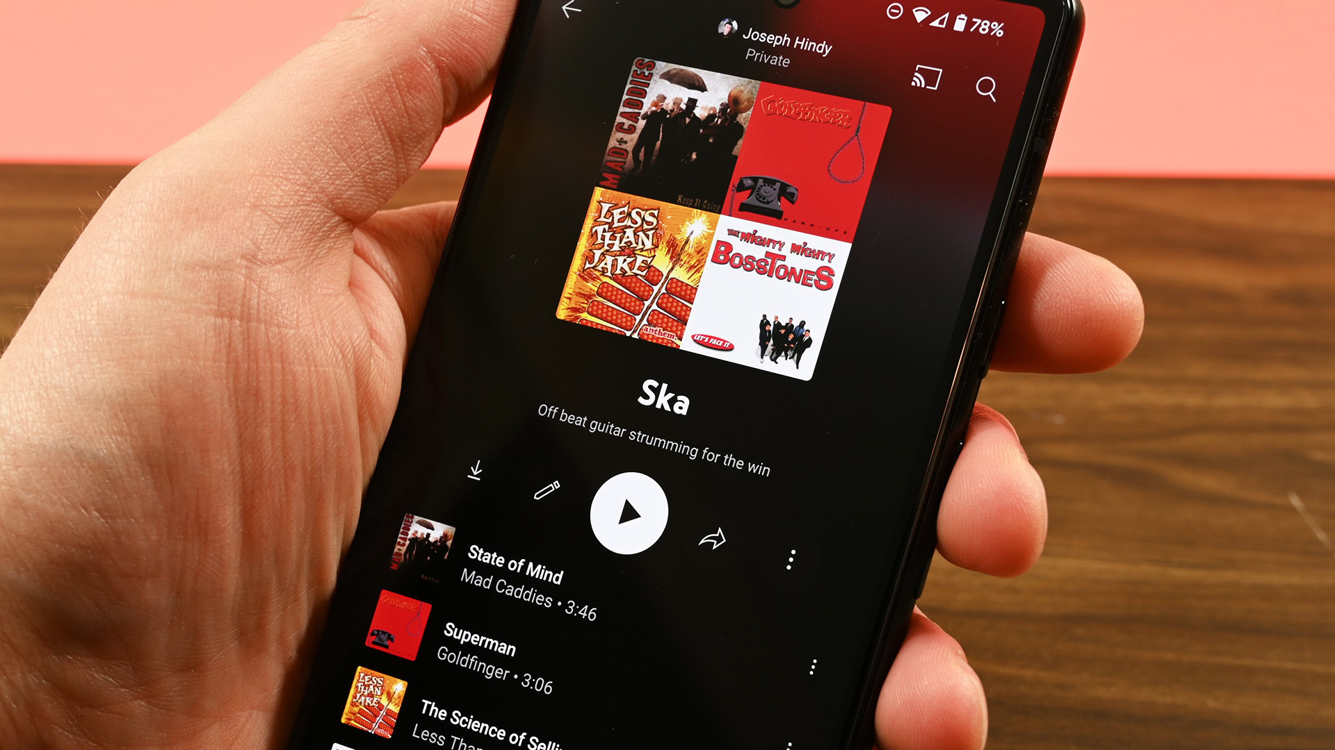 YouTube Music наконец-то может предоставить эту базовую функцию, которая была у Spotify уже много лет.