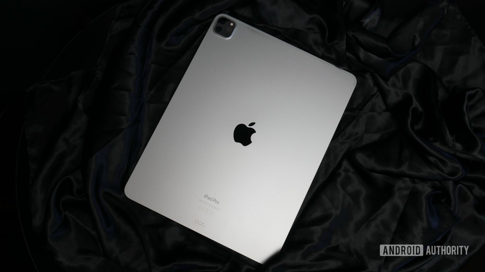 Apple iPad Pro M2 2022 traseiro 2
