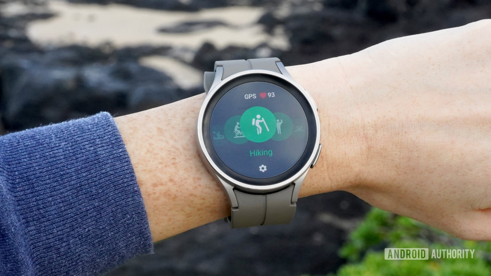 Un utilisateur de Galaxy Watch 5 Pro lance un entraînement de randonnée.