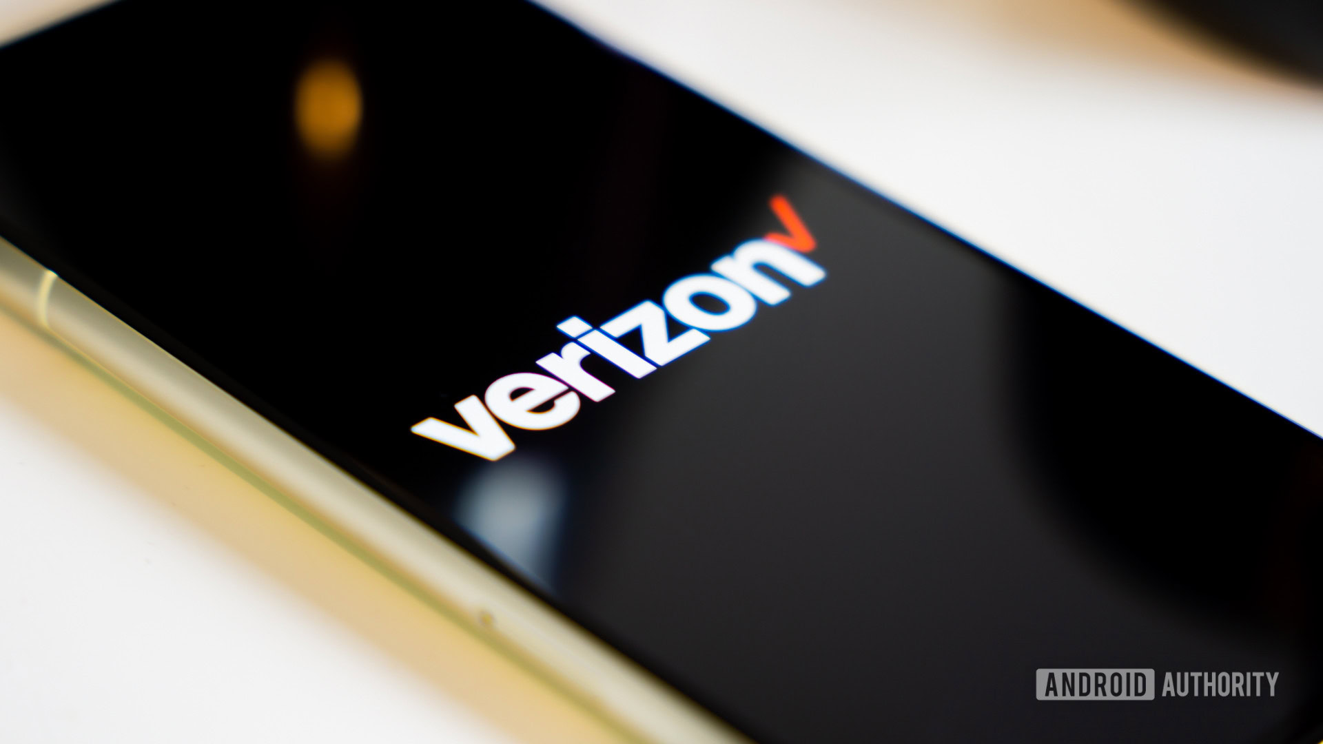 Logo Verizon na smartfonie leżącym na biurku Zdjęcie stockowe 2