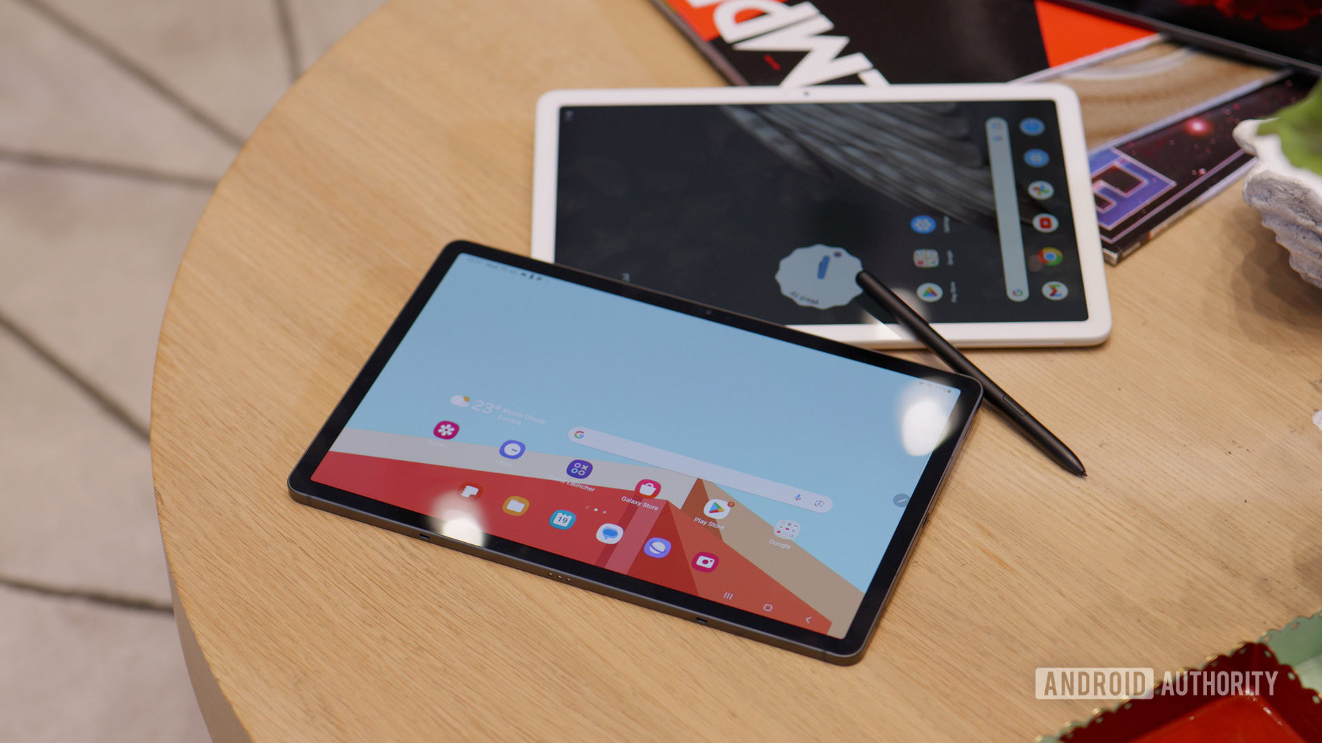 Galaxy Tab S9 and Pixel Tablet displays with S Pen006