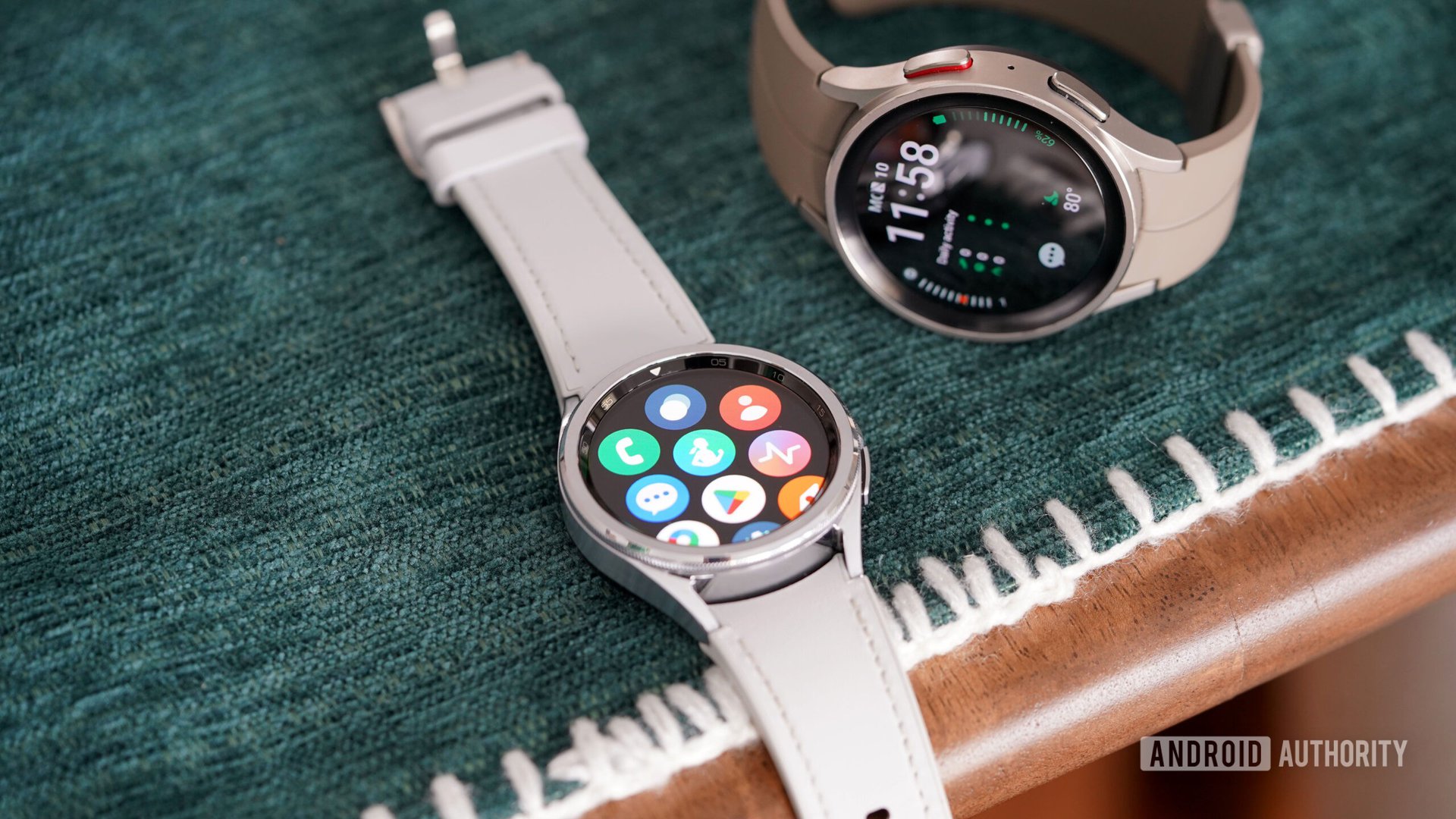 Une Galaxy Watch 5 Pro côtoie une Galaxy Watch 6 Classic.