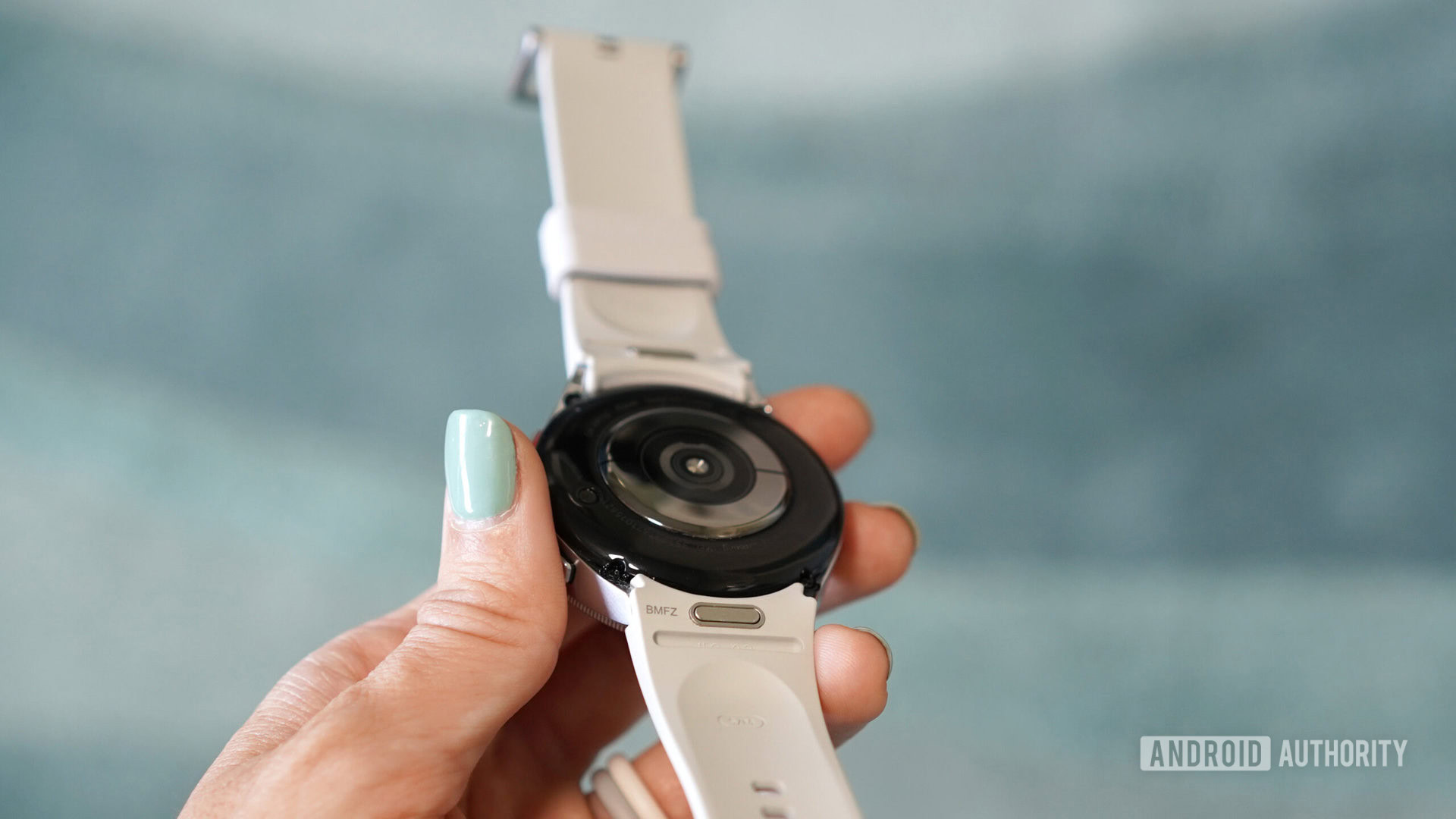 The Galaxy Watch 6's one-click strap mechanism is poorly designed