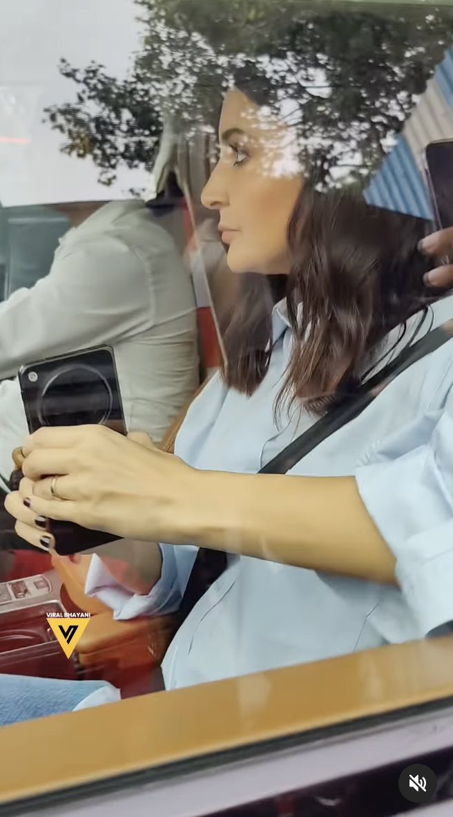 OnePlus Open Being Used by Anushka Sharma in car (1)