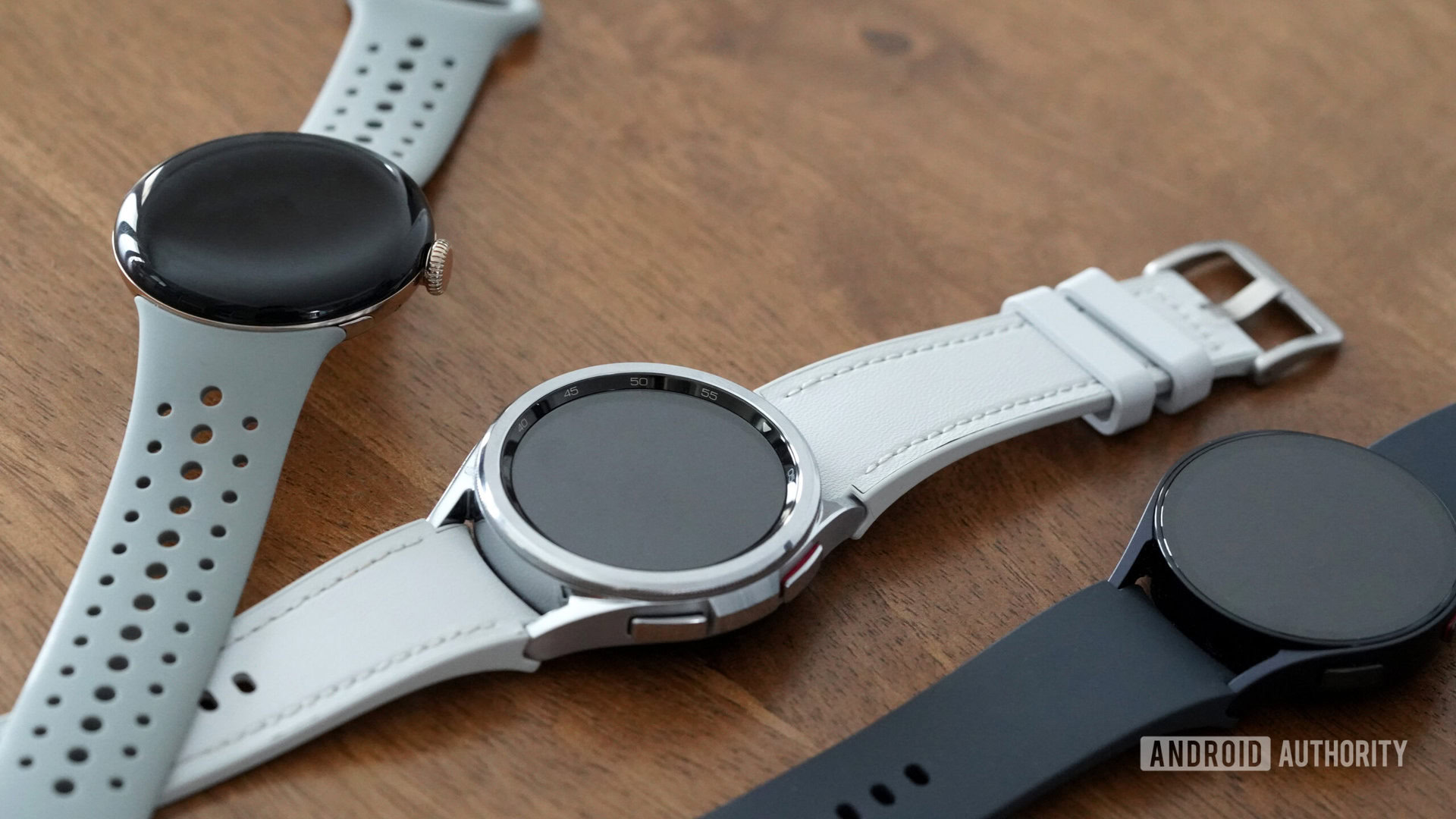 Galaxy Watch 6, 6 Classic i Pixel Watch 2 leżą na stole.