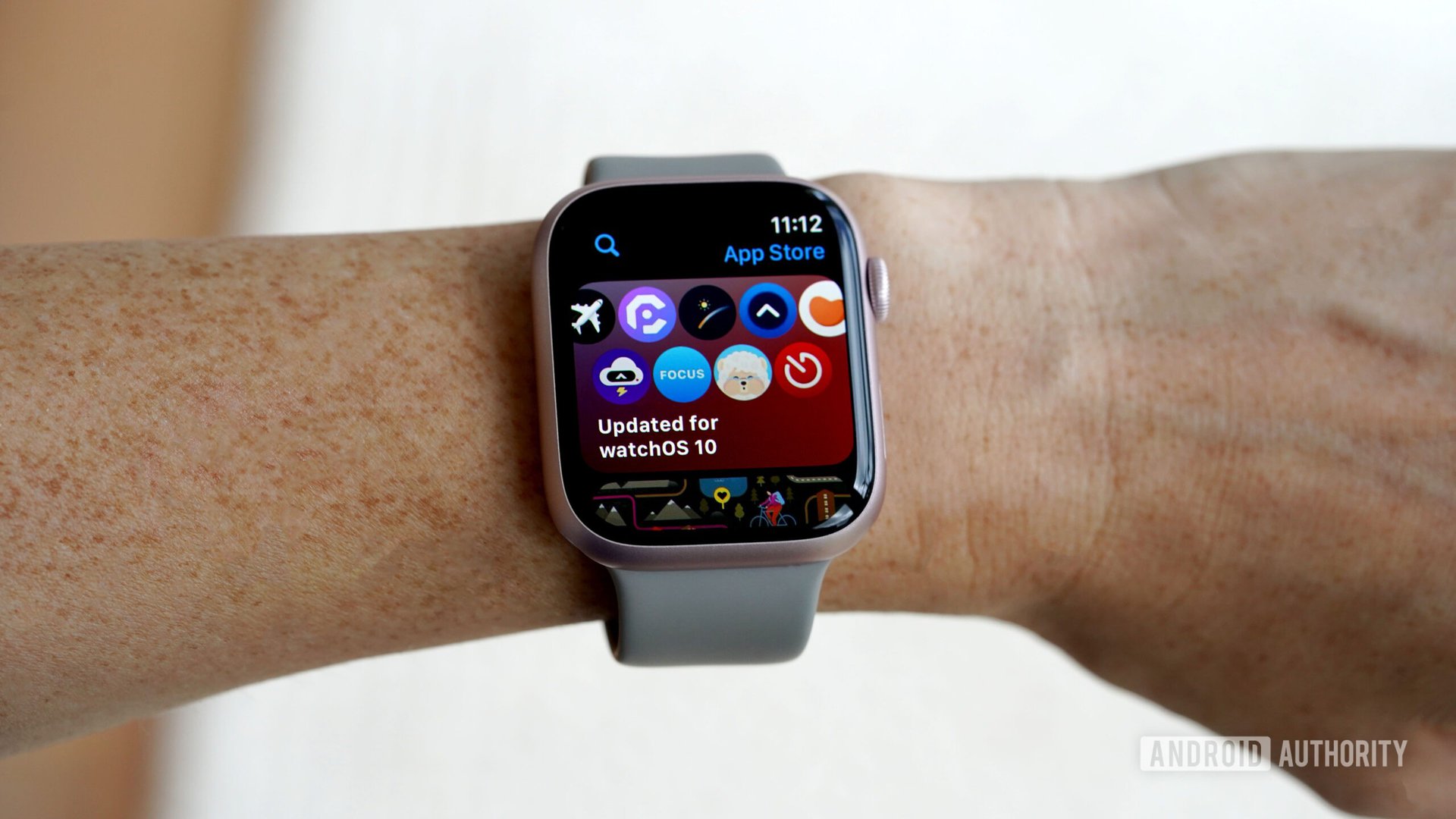 Un usuario accede a la App Store en su Apple Watch Series 9.
