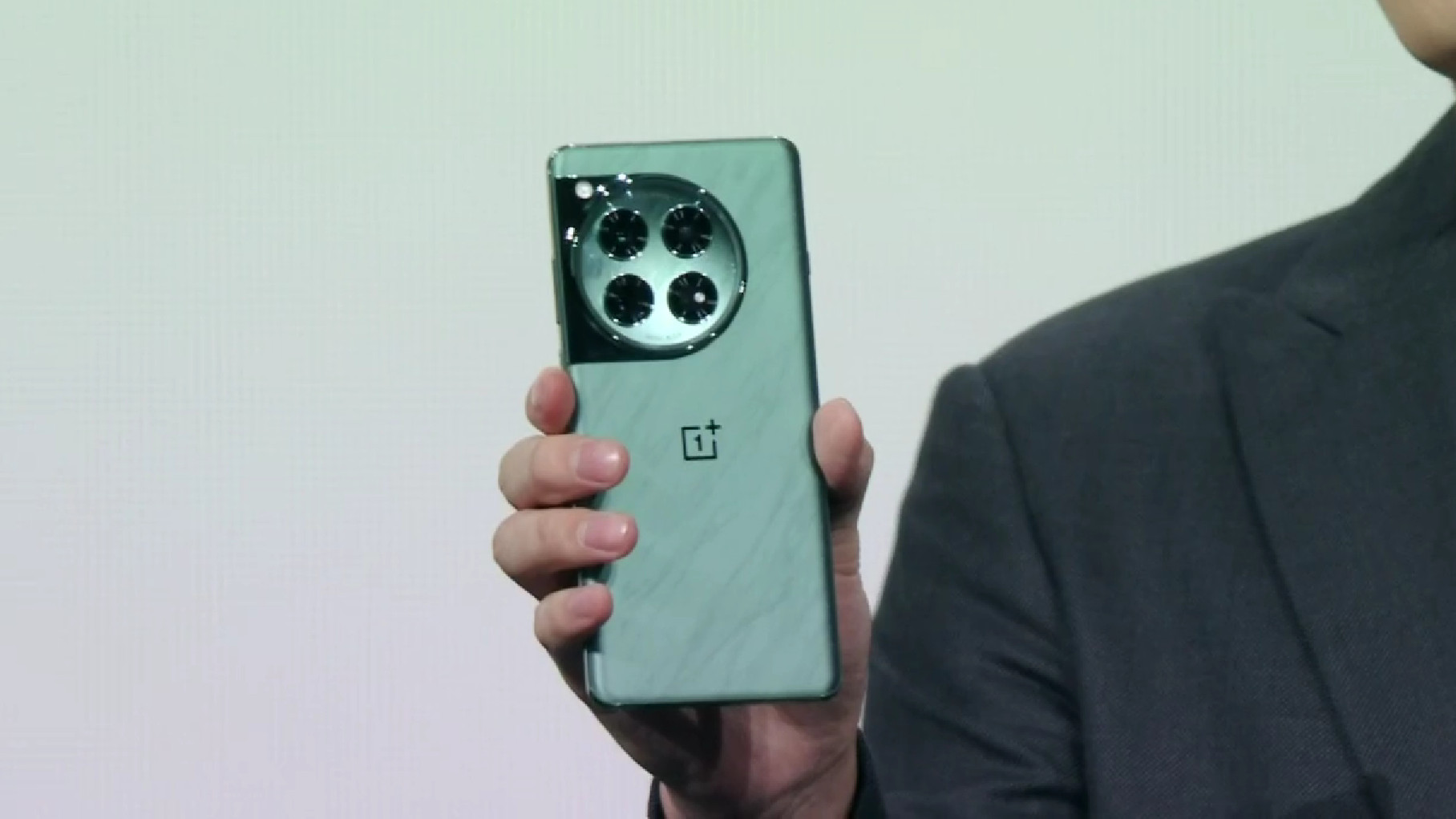 OnePlus 12 does the opposite of the iPhone 15, has huge cooling chamber