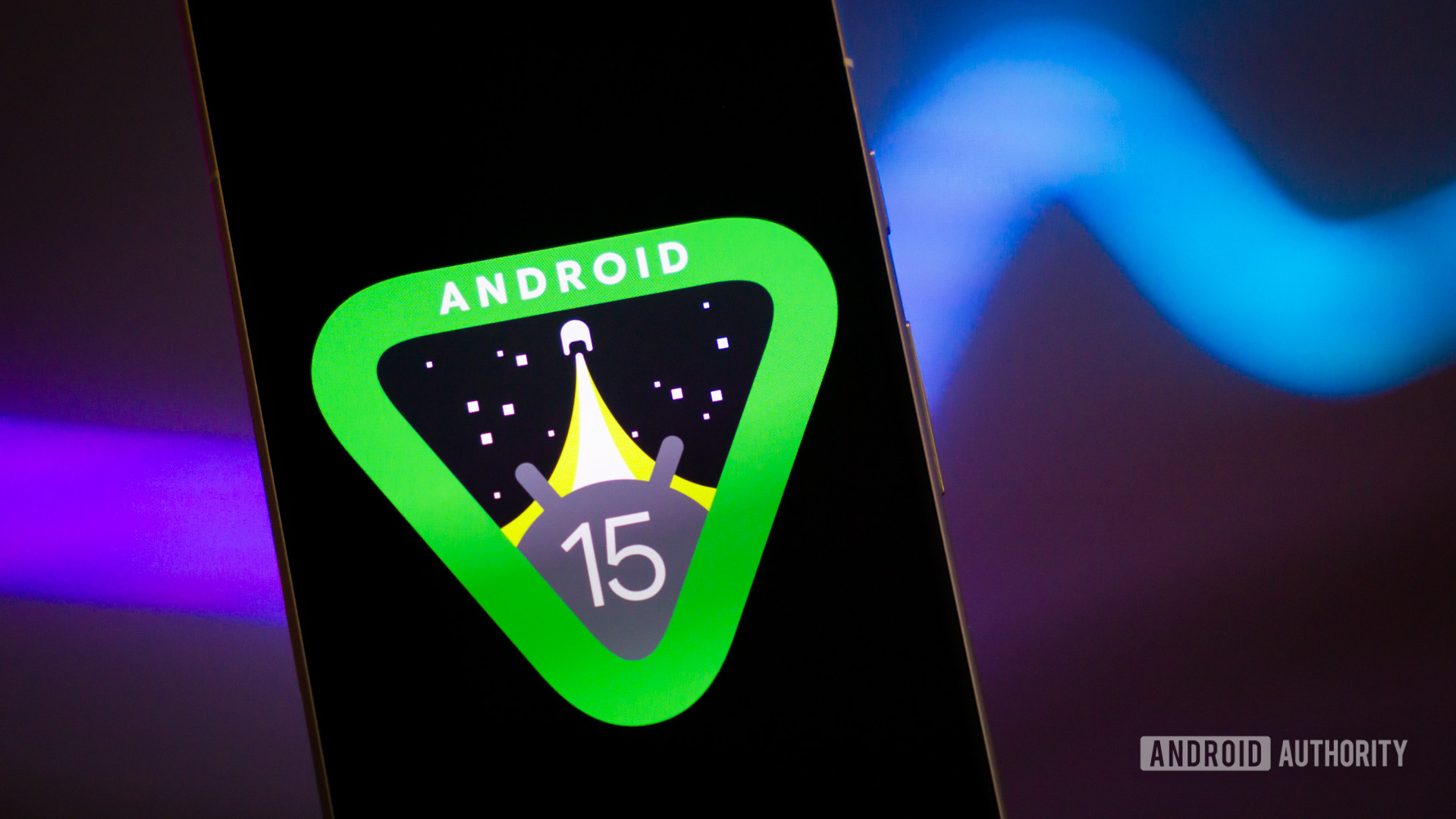Android 15 logo on smartphone with light strip in background stock photo (17)