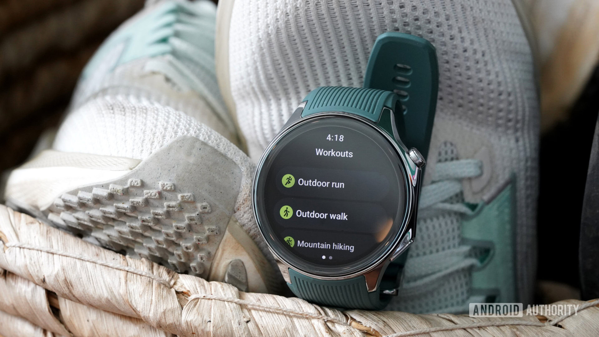 Une OnePlus Watch 2 Activity affiche certains de ses modes sportifs disponibles.