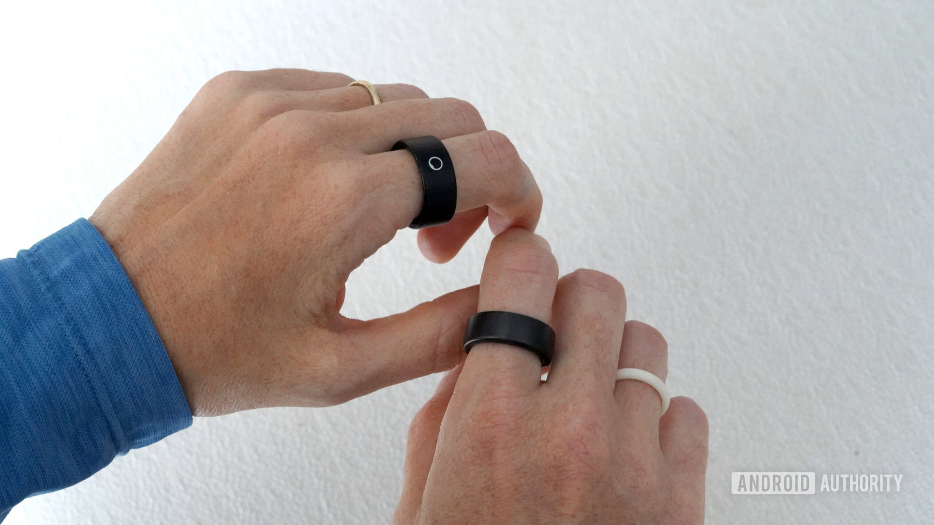 Użytkownik nosi Circular Ring Slim na jednej ręce i Oura Ring 3 na drugiej.