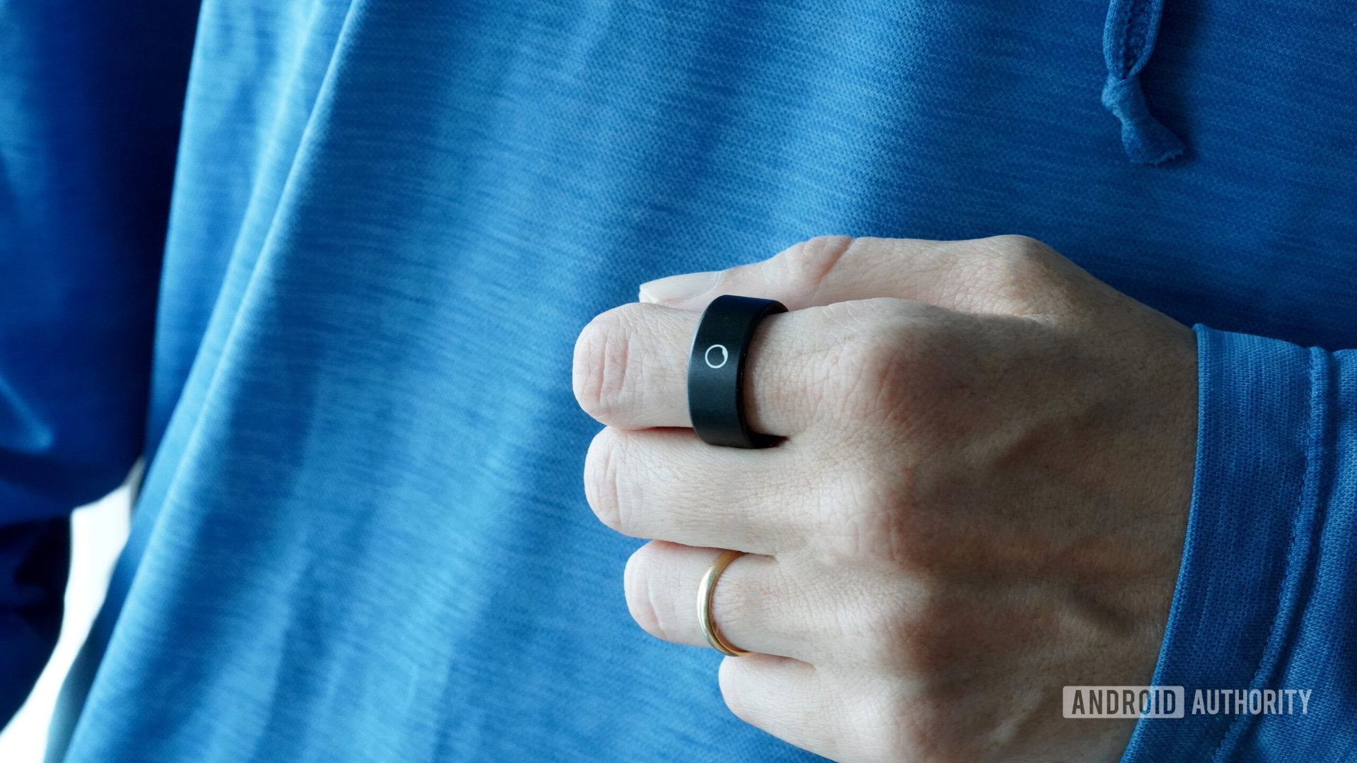 Użytkownik nosi Circular Ring Slim na palcu wskazującym.