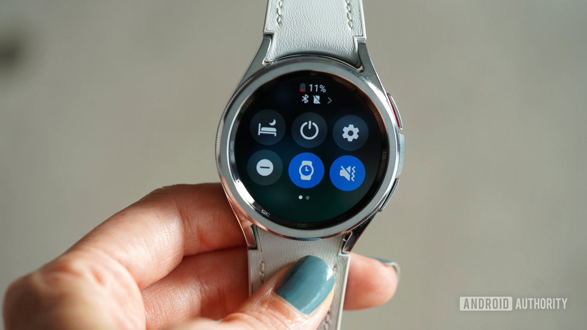 Użytkownik uzyskuje dostęp do panelu szybkich ustawień na swoim zegarku Samsung Galaxy Watch 6.