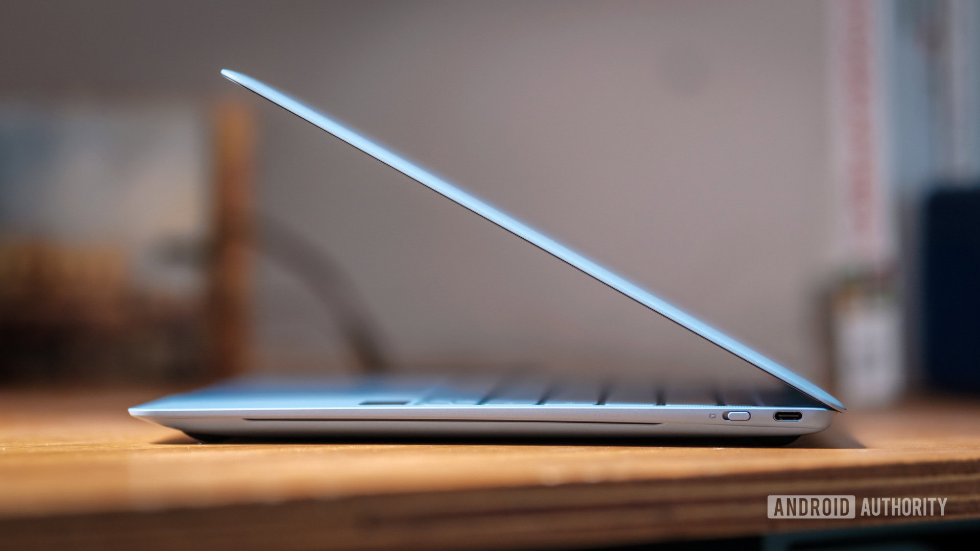 Huawei MateBook X Pro 2024 の薄型側面プロファイル