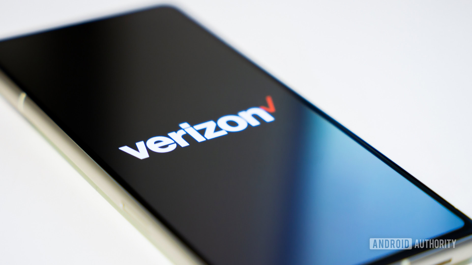 Verizon logo on smartphone, in a desk set up (3)