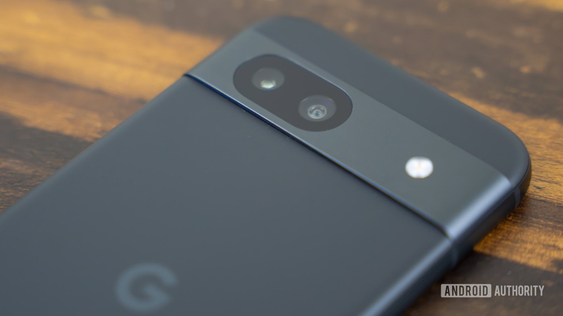 Google Pixel 8a diletakkan di atas meja, memperlihatkan foto stok bagian belakang (4)