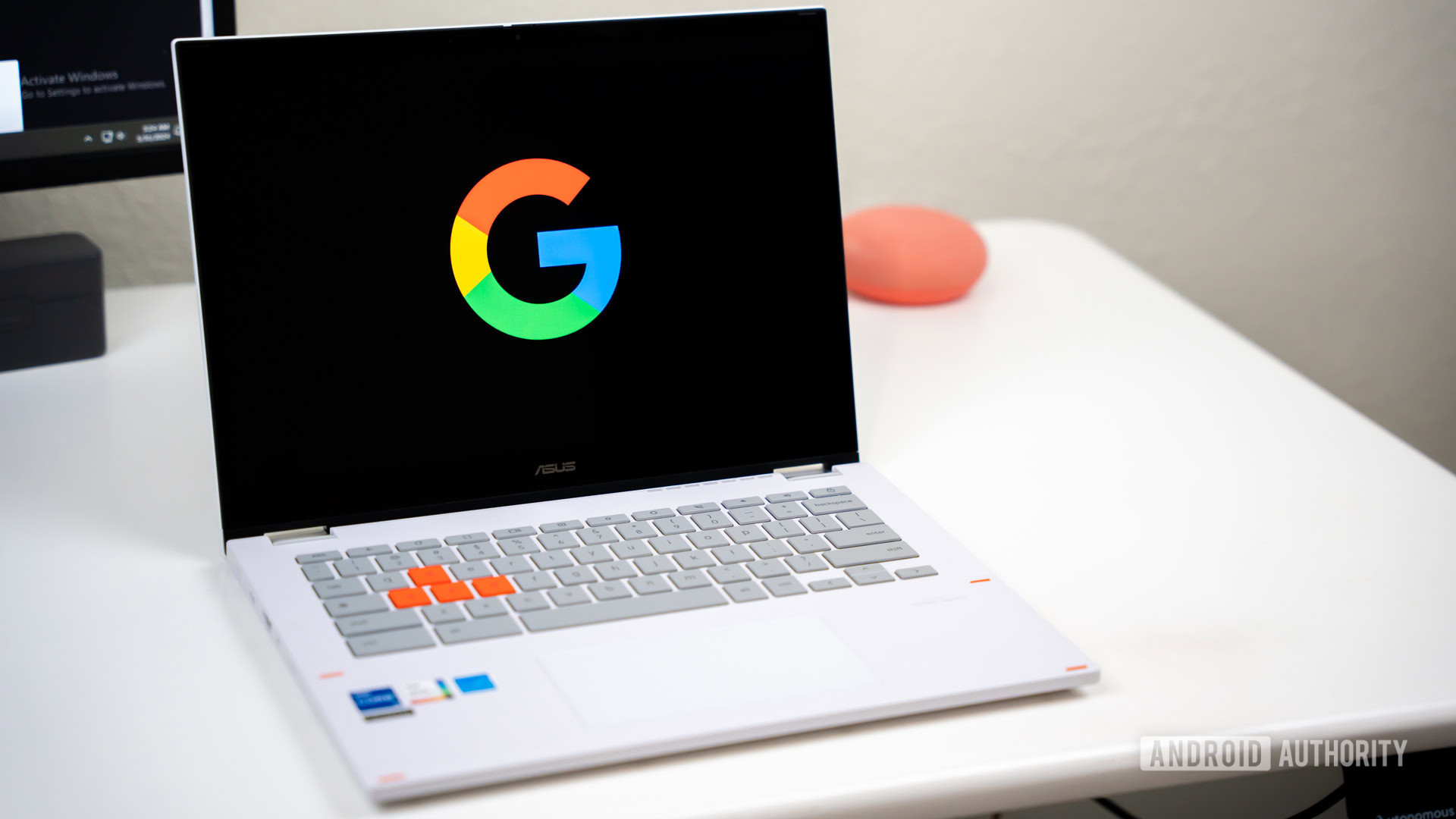 Google or Google Search logo on Chromebook laptop stock photo (1)