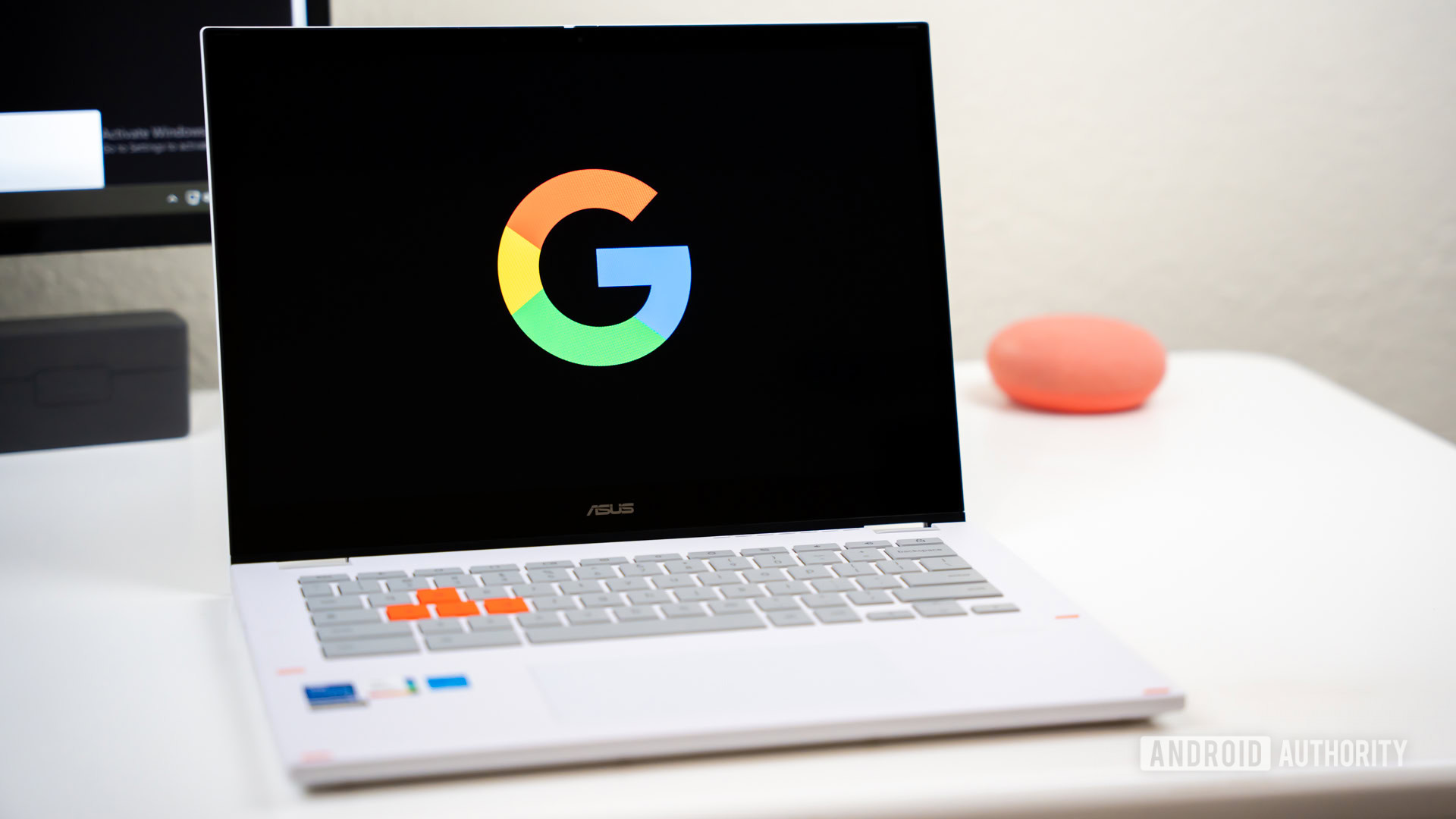 Google or Google Search logo on Chromebook laptop stock photo (2)