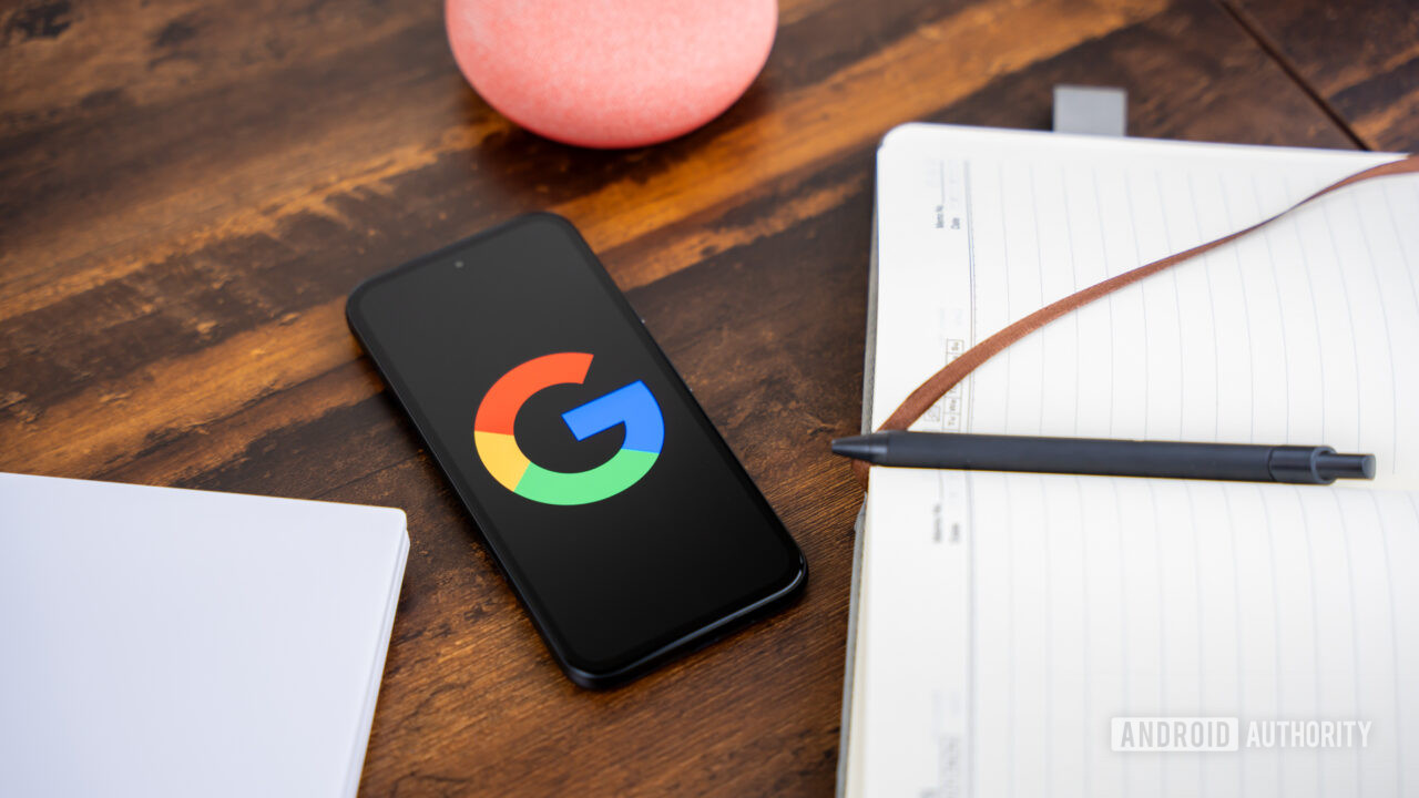 Google or Google Search logo on smartphone stock photo (6)