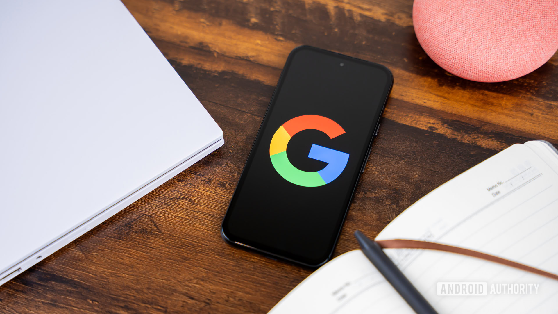 Google or Google Search logo on smartphone stock photo (7)