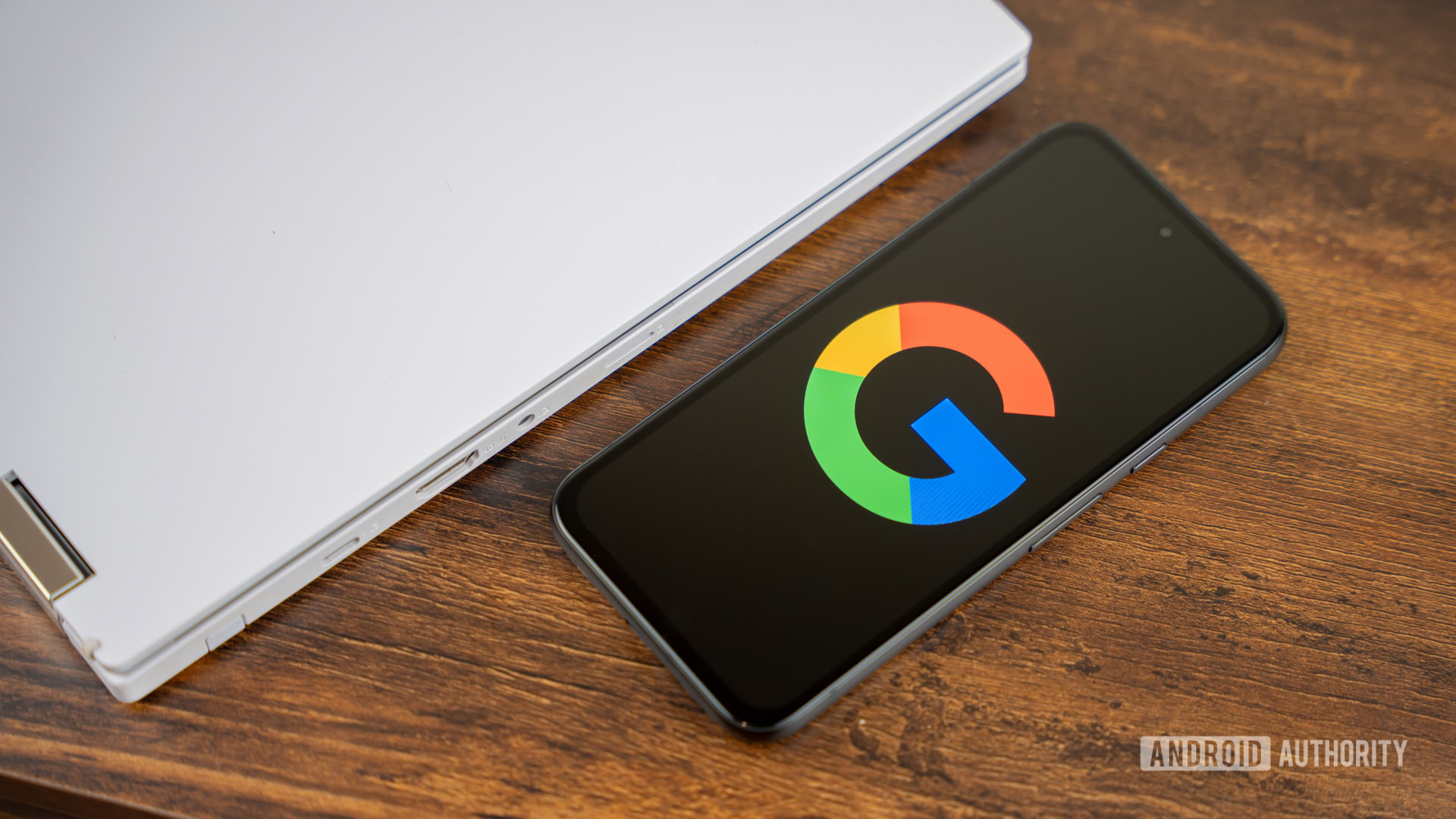 Google or Google Search logo on smartphone stock photo (8)