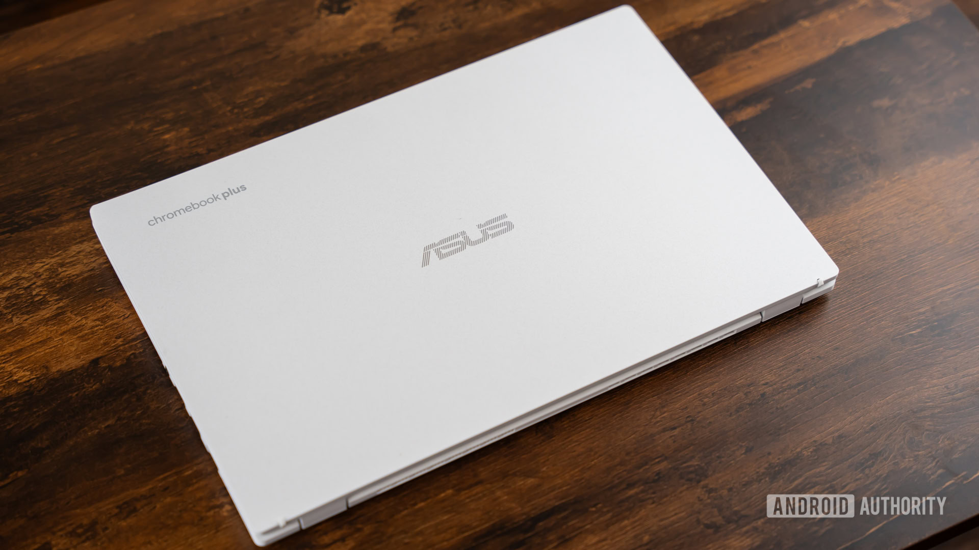 ASUS Chromebook Plus CX34 with closed lid stock photo (1)