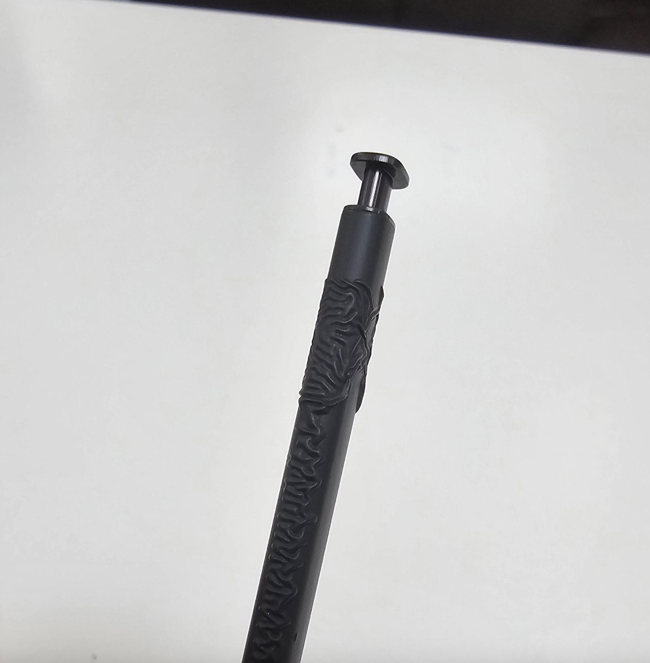 Le S Pen a une texture ondulée en raison du contact avec la colle UV
