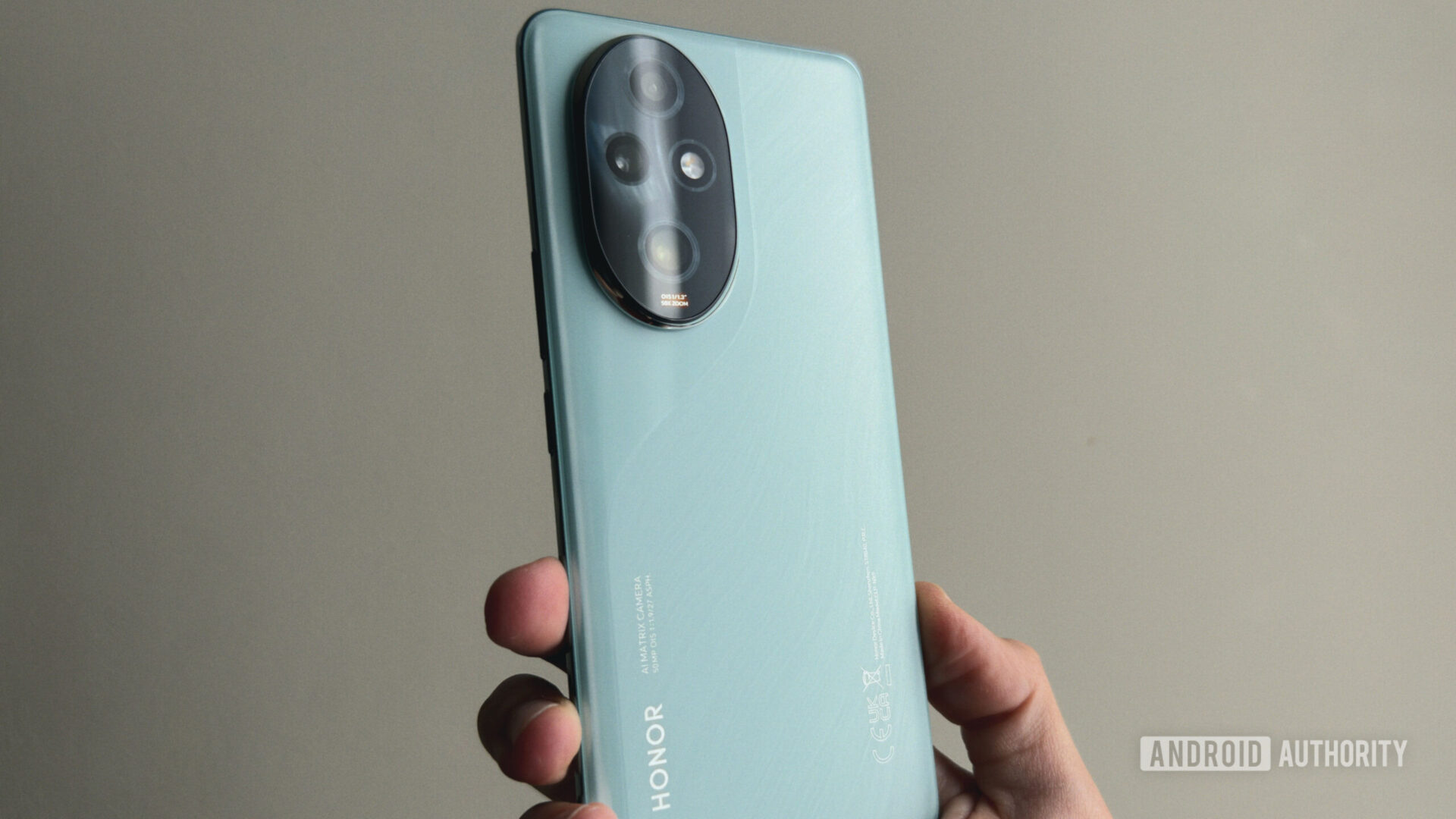 honor 200 pro in hand