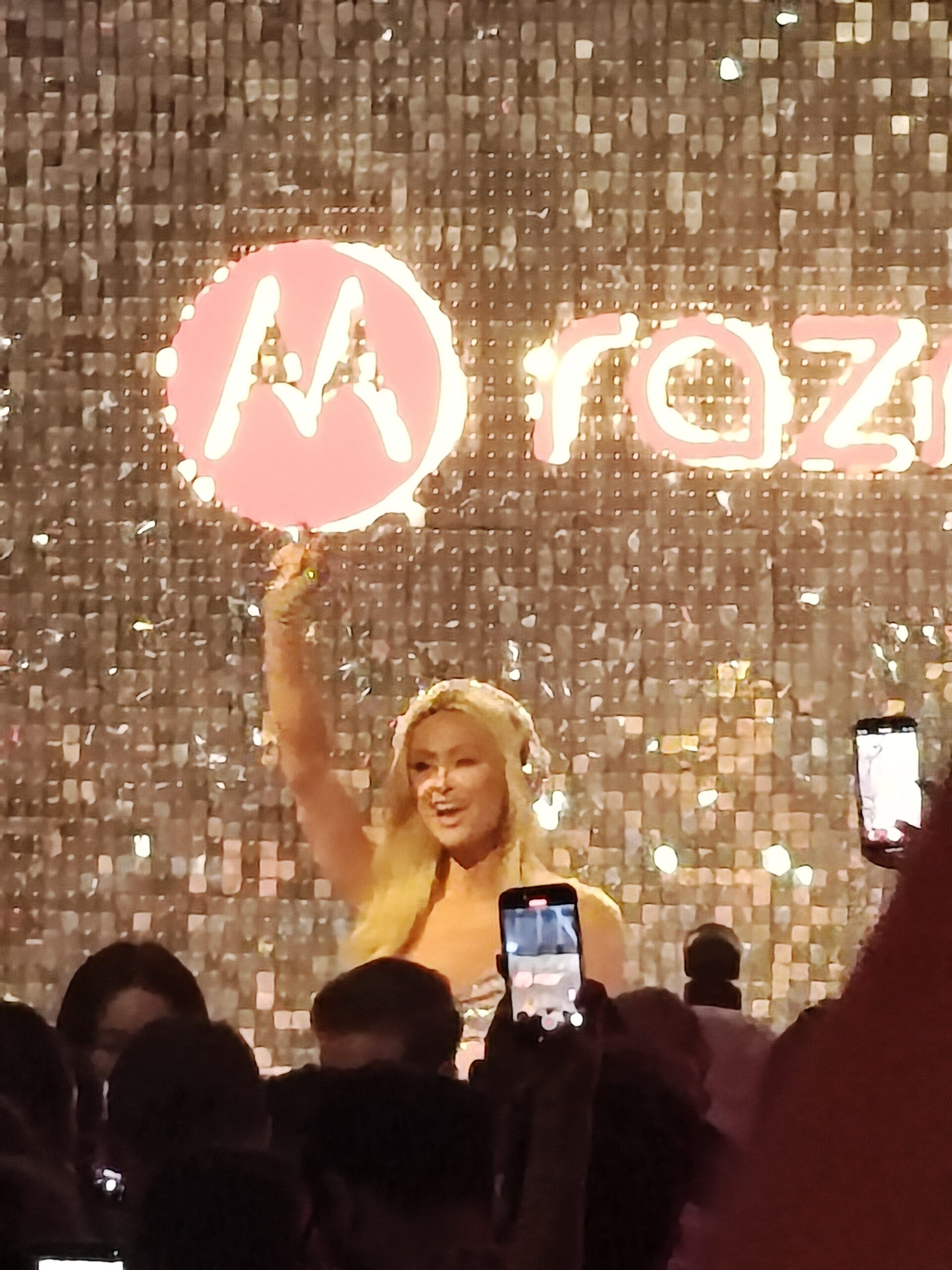 Motorola Razr Plus 2024 Paris Hilton 4x zoom