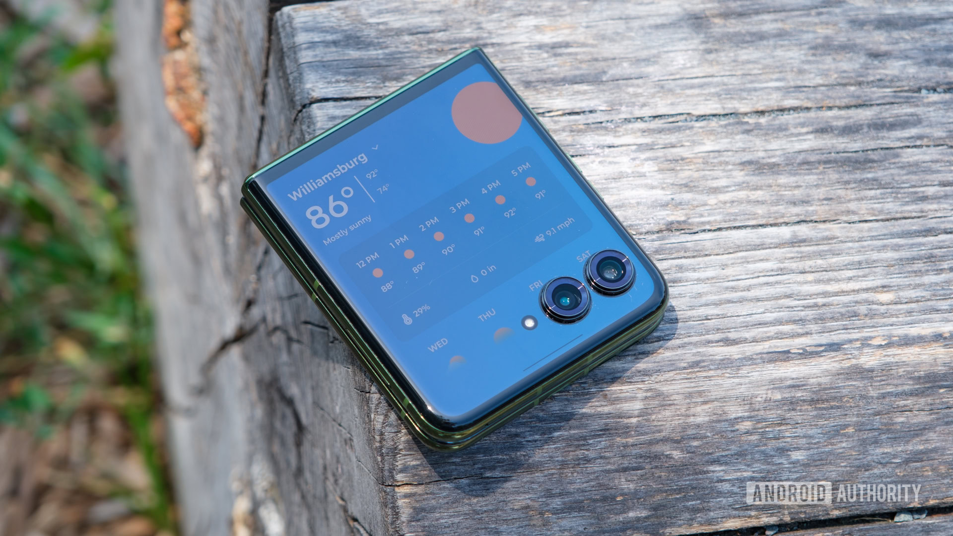 Motorola Razr Plus weather app