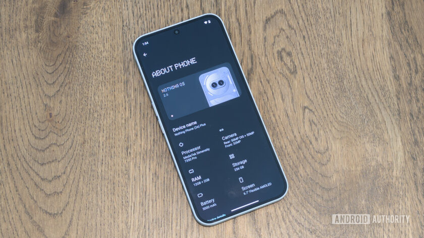 Nothing Phone 2a Plus On Table Telefon Ekranı Hakkında Gösteriyor