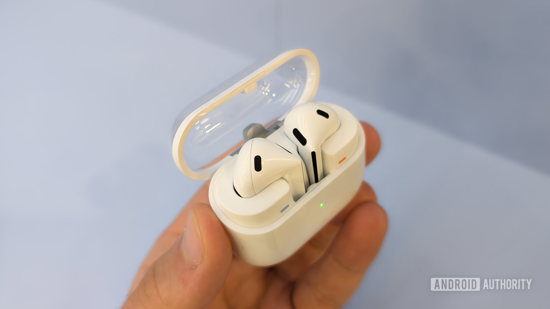 Недавно выпущенная серия Galaxy Buds 3 от Samsung выглядит подозрительно похожей на AirPods от Apple.