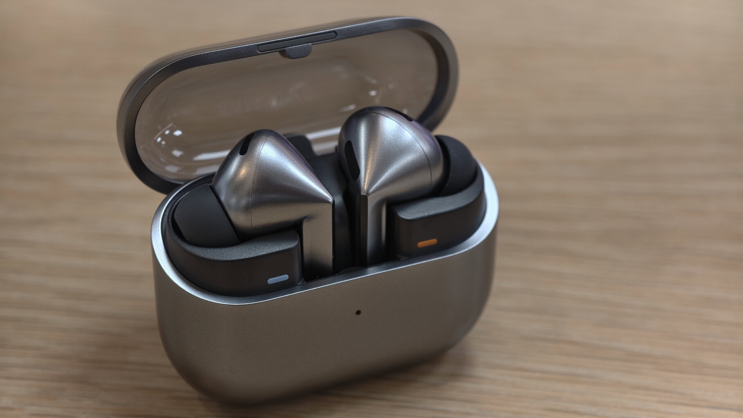 Недавно выпущенная серия Galaxy Buds 3 от Samsung выглядит подозрительно похожей на AirPods от Apple.